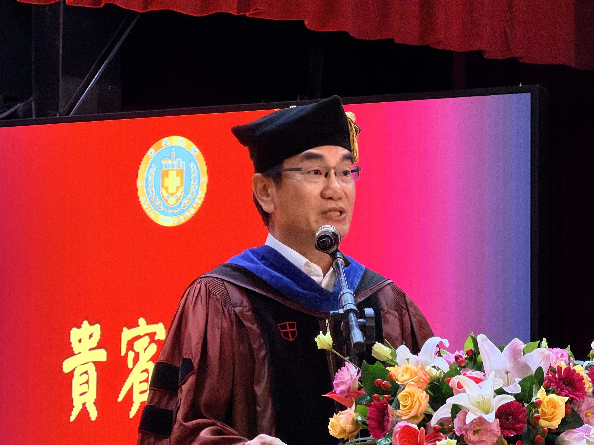 數發部長林宜敬受邀出席畢典，幽默分享自身「叛逆」求學與創業故事，勉勵畢業生勇敢掌舵人生。