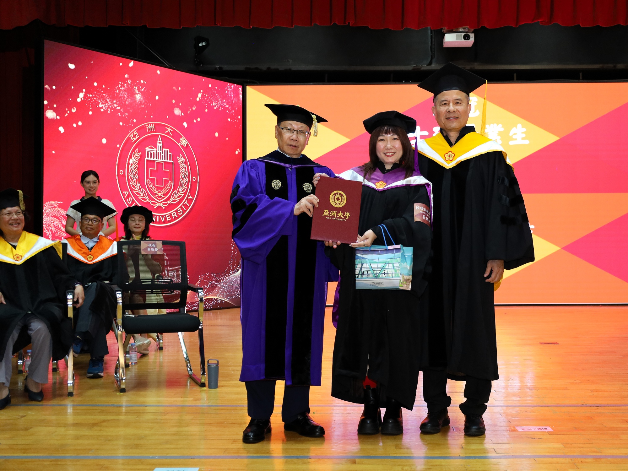 校長蔡進發為博士班畢業生頒授學位證書並合影，祝福同學自信邁向人生新篇章。