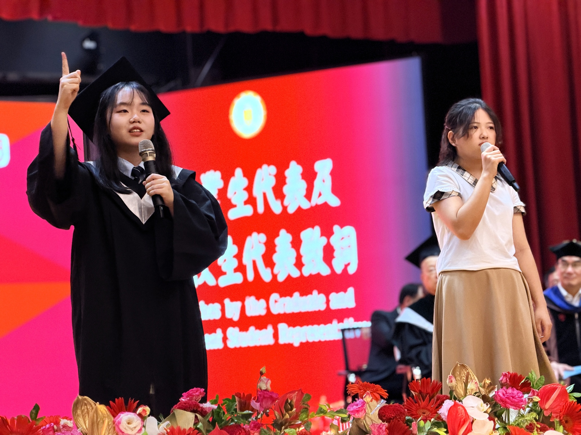 學生代表黃巧如與朱于晴別出心裁，以幽默逗趣的「脫口秀」開場盤點校園趣事，炸翻全場。