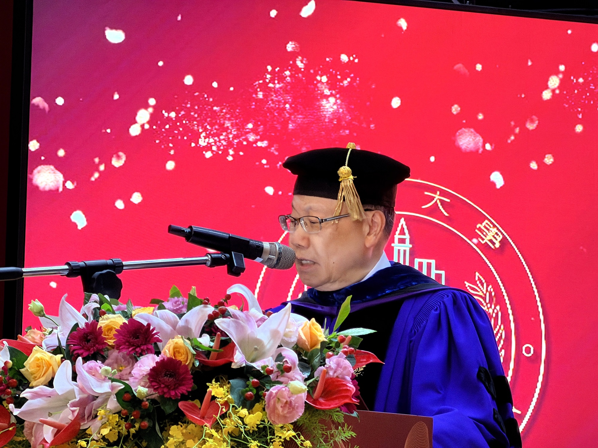校長蔡進發期勉AI世代的青年們勇於跨界、定義問題，並實踐亞大「三品書院」精神。