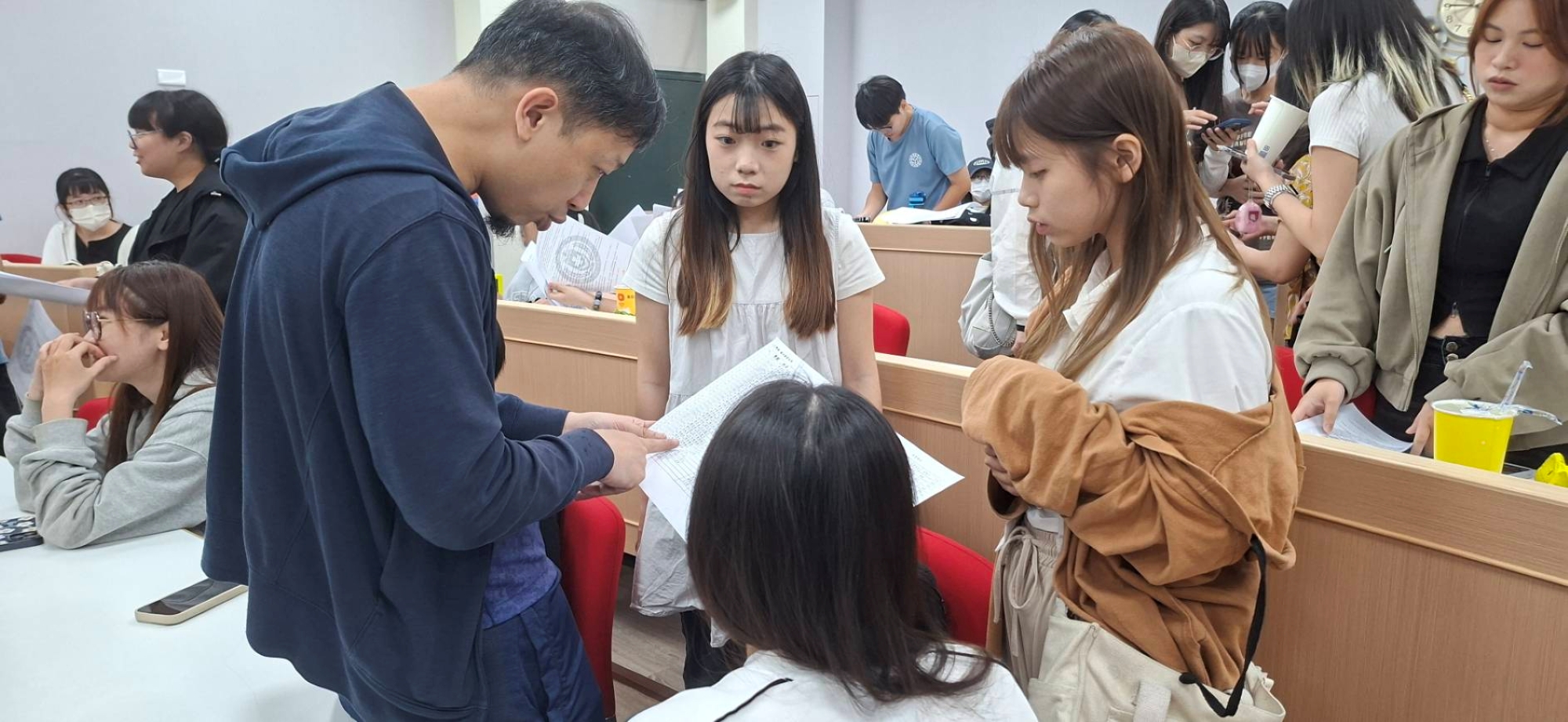 師長於現場逐一協助學生確認實習合約書內容，全力保障學生實習權益。