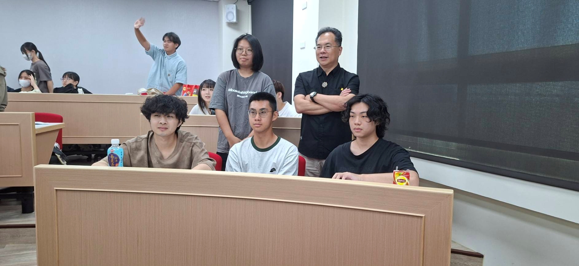 訪視教師與學生相互交流並建立聯繫群組，建構實習期間高效的溝通機制。