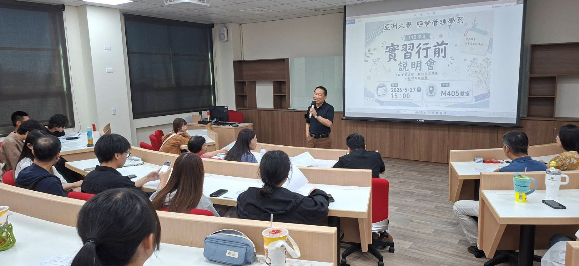經管系副主任卓大順致詞，勉勵同學珍惜實習機會並積極累積職場競爭力。