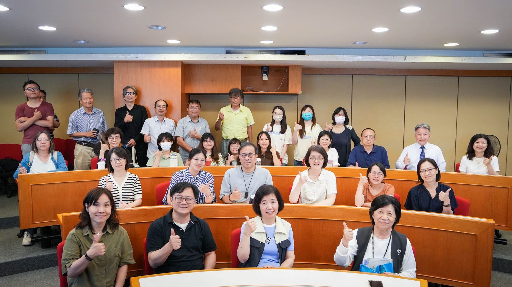 亞洲大學辦理「SEL從理論到實務分享」專題講座,吸引校內教師踴躍參與,會後與講師合影留念。