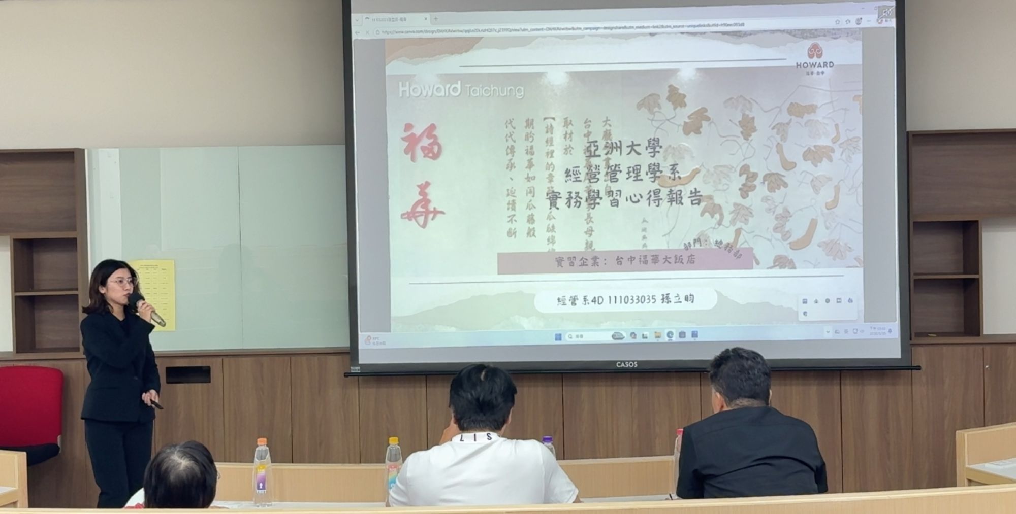 孫同學自信登台，向評審與學弟妹簡報在台中福華大飯店的實習成長。
