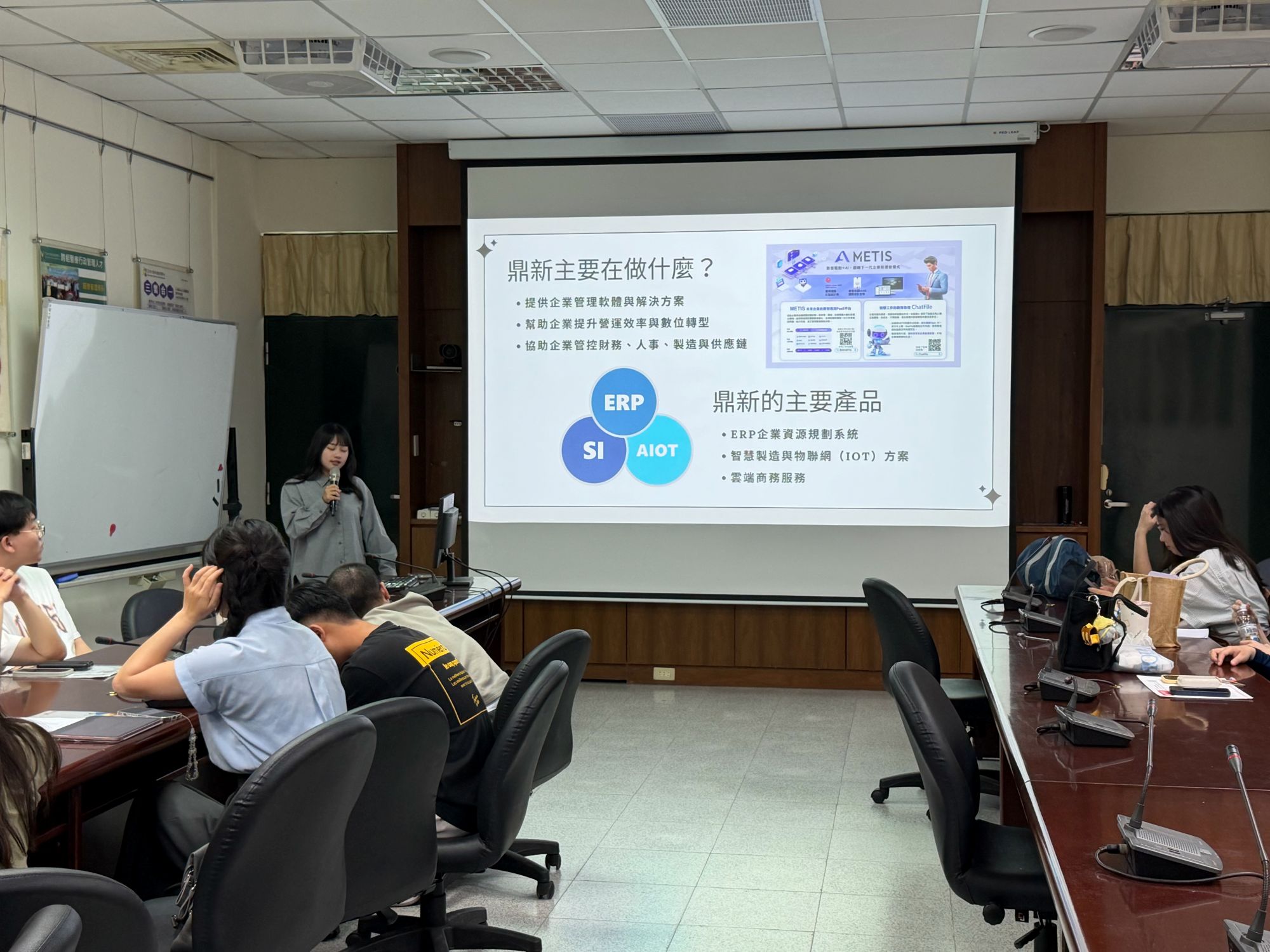 蔡同學精準解析鼎新之主要產品與服務，展現跨產業實務學習成效。
