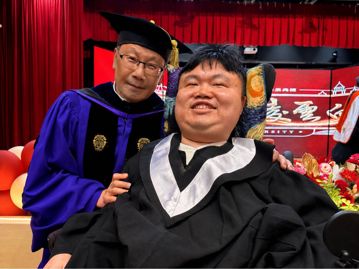 President Jeffrey J. P. Tsai presents the President’s Special Award to Lin Li-Hsing, a student diagnosed with Duchenne muscular dystrophy, showing the university’s deep care and support for its students