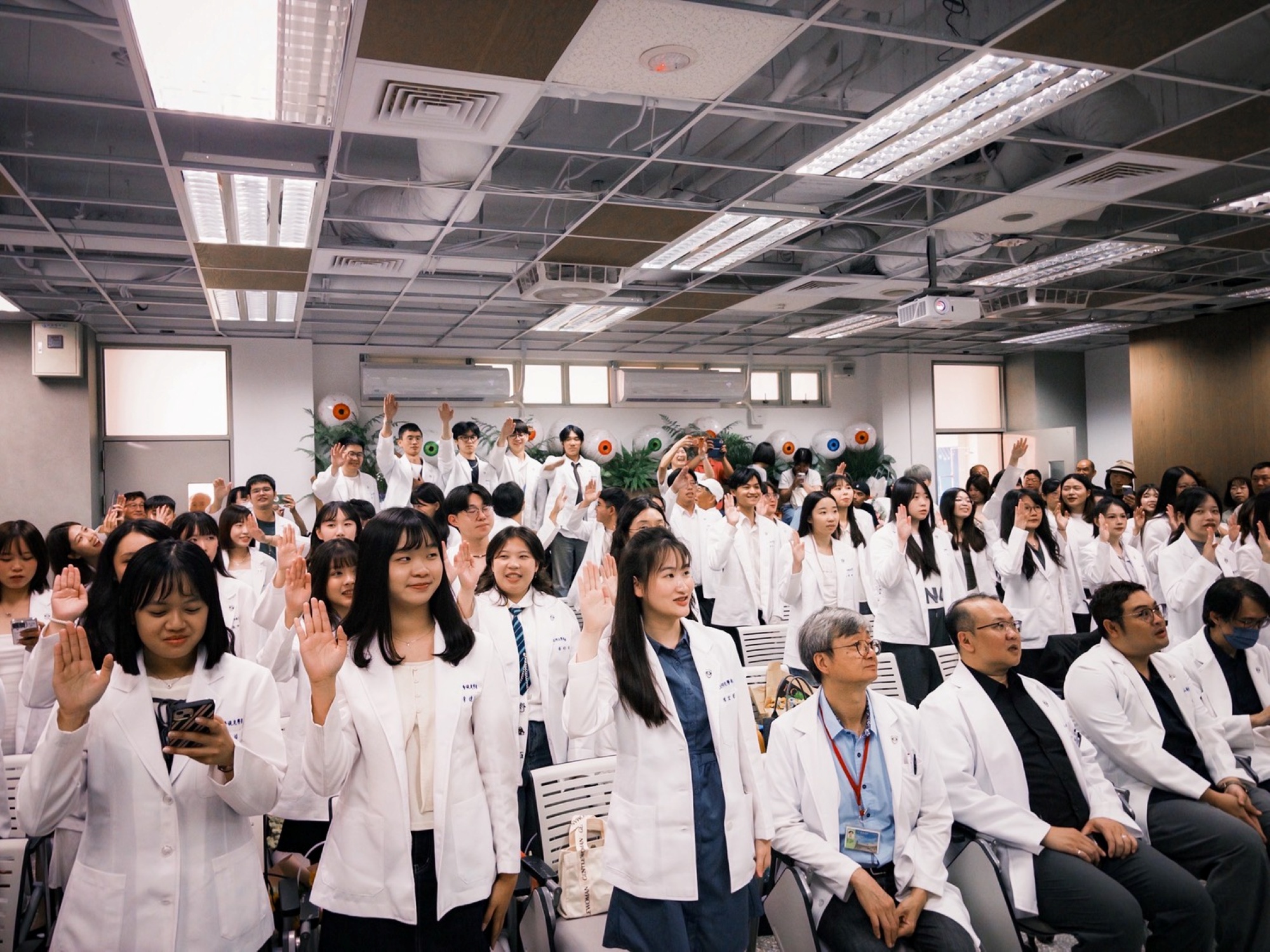 全體準驗光師高舉右手莊嚴宣誓,象徵正式從校園人蛻變為肩負社會責任的「驗光師」。