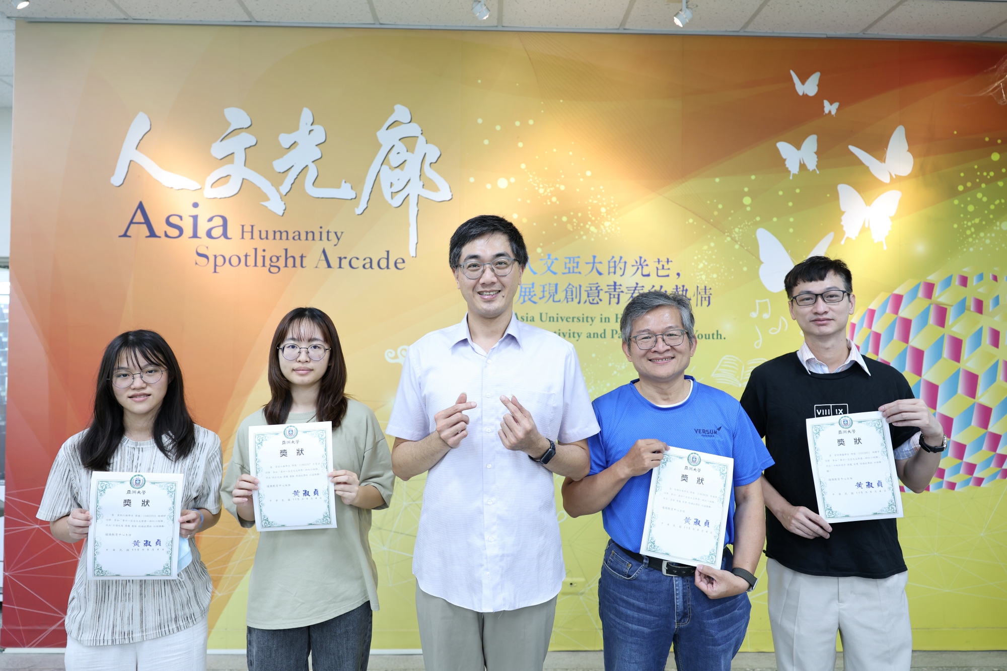 科幻小說類得獎同學與通識教育中心陳峻誌助理教授(中)合影