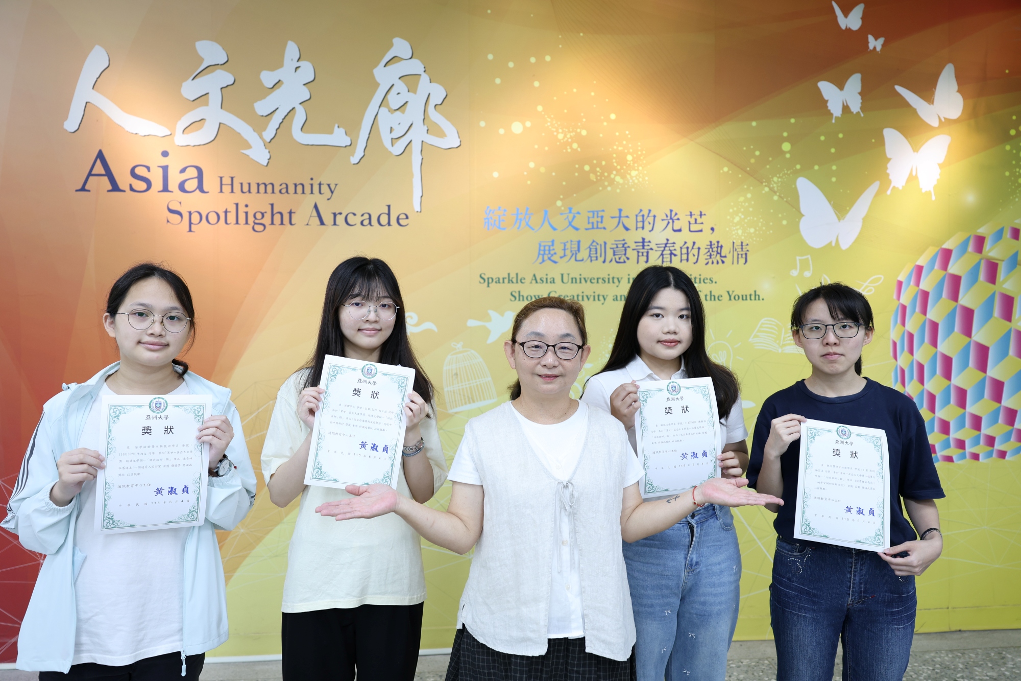 話我故鄉--報導文學類得獎同學與通識教育中心賴昭吟副教授(中)合影