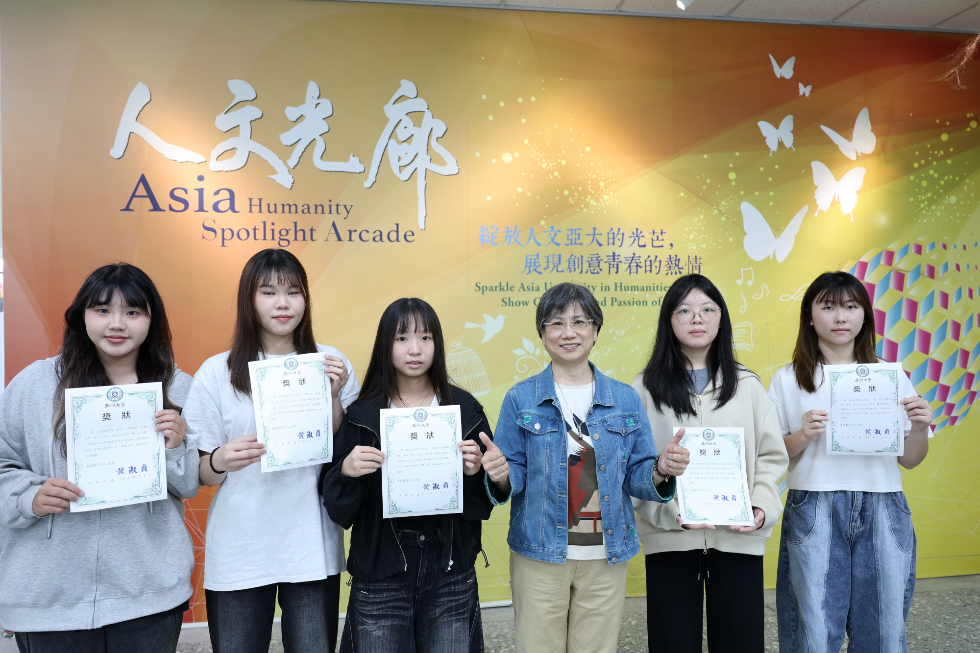 遇見亞大之美--攝影文字類得獎同學與通識教育中心吳莉婕助理教授(中)合影