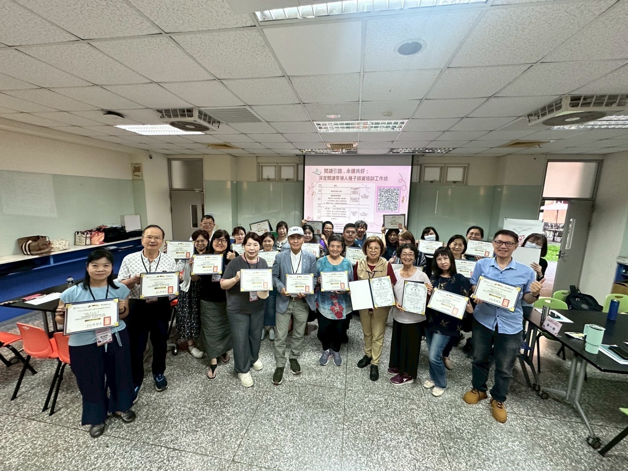 工作坊圓滿落幕,近四十位跨領域師資及校外讀書會夥伴取得「深度閱讀帶領人種子師資」培訓證明共同合影。