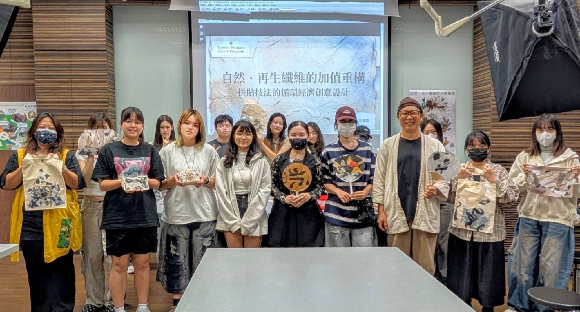 洪晧倫講師與林青玫主任和時尚系學生作品大合照。