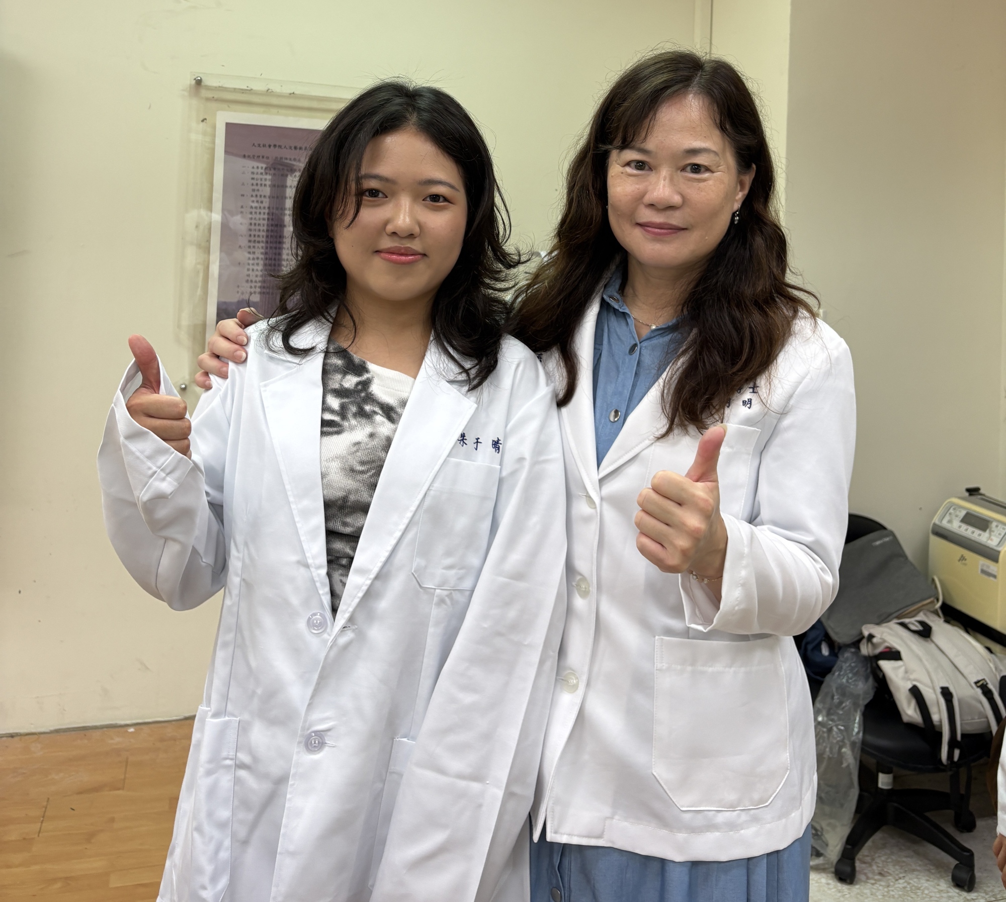 授袍典禮司儀、也是參與本屆營養師授袍典禮的朱于晴同學(左)，與保健系李明明主任合影。