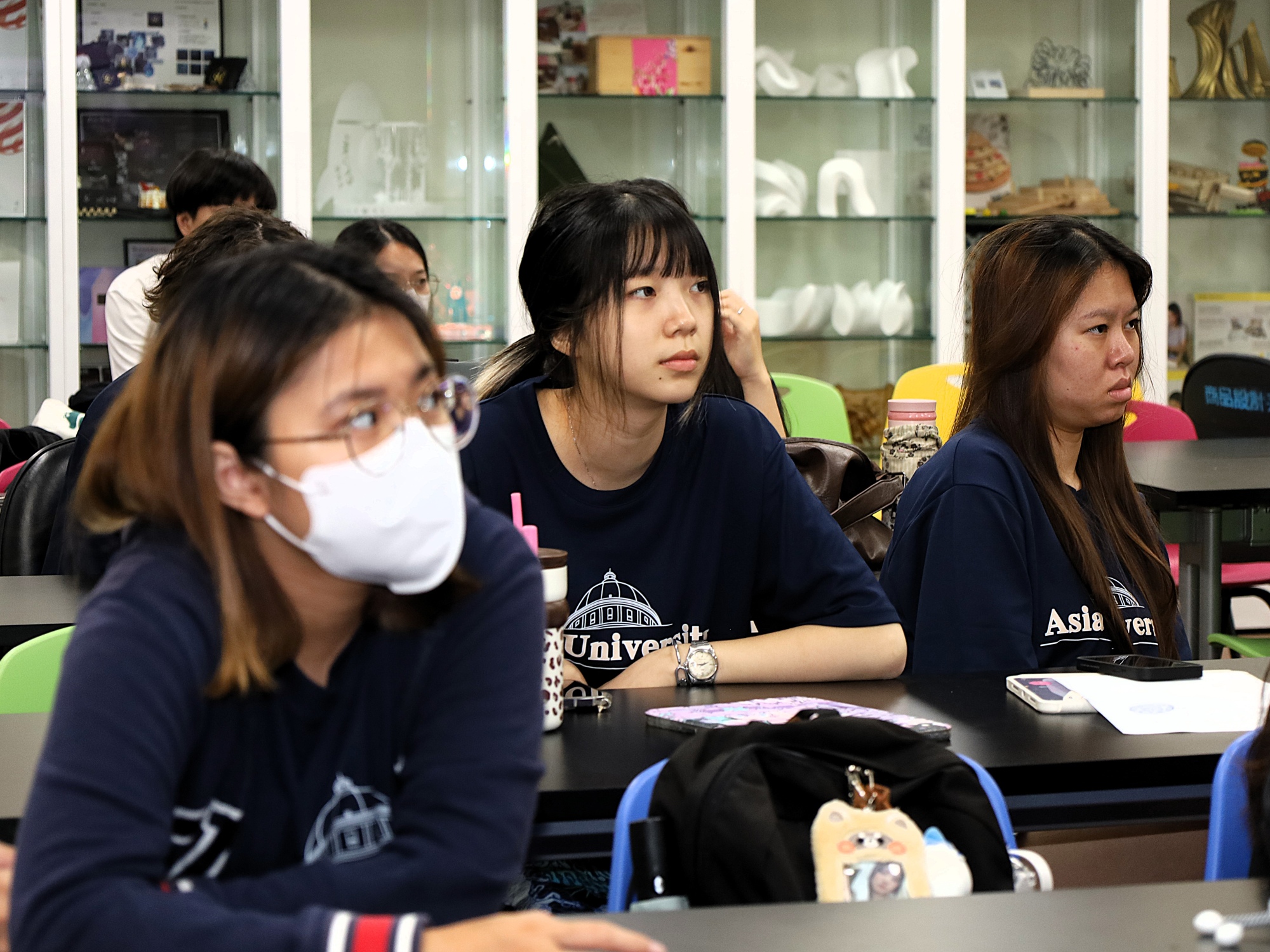 參與新加坡國際志工團的亞大學生,在出發前夕認真聽取師長勉勵與外籍生分享,蓄勢待發。