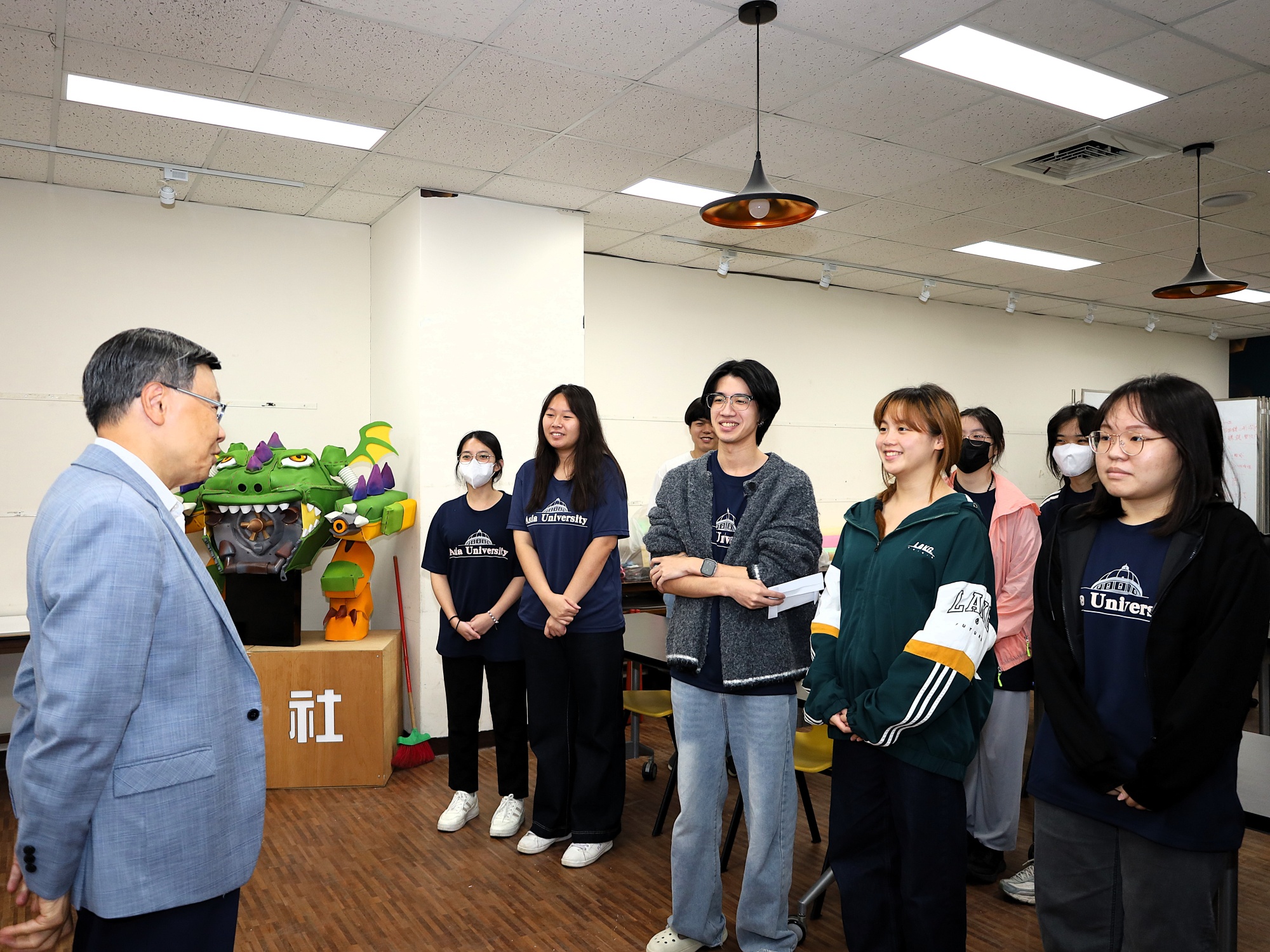 亞大校長蔡進發到場勉勵志工團學生,真誠陪伴每一位需要關心的長者。