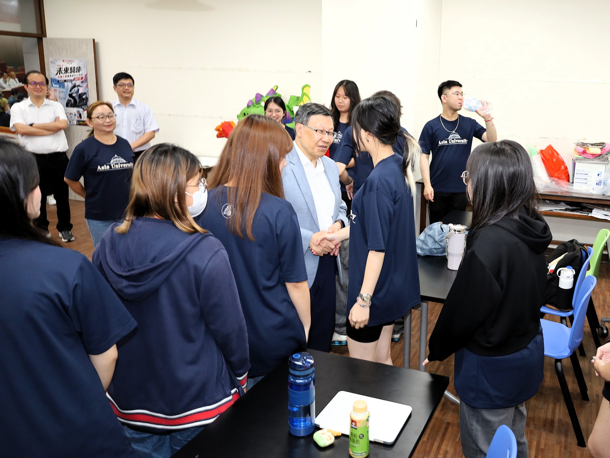蔡進發校長與即將出發的志工學生握手勉勵,期許將認真用心化為實際行動。