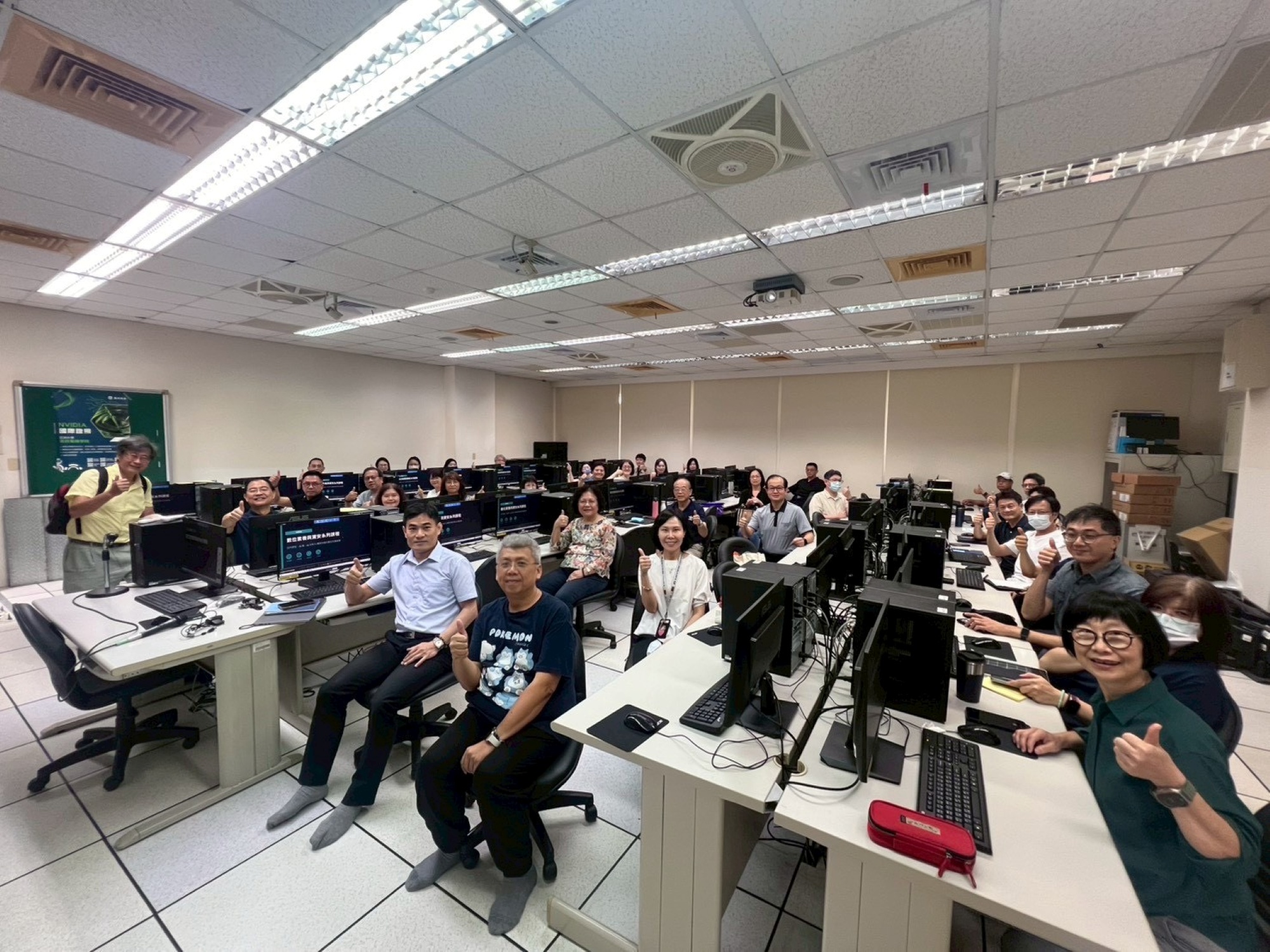 亞洲大學主管與教師大合照，舉手比讚宣示，全校全面邁向 AI 智慧教學新時代。