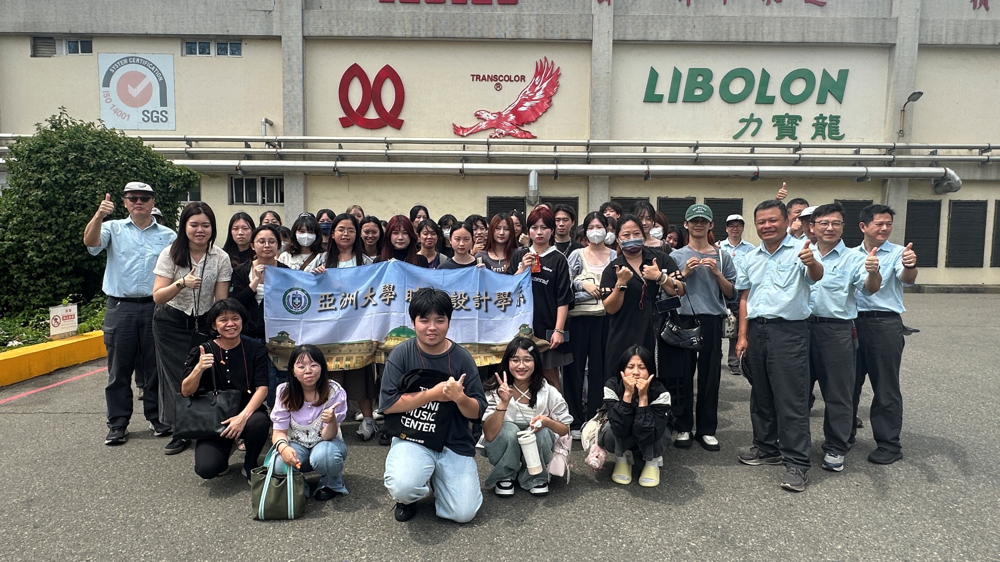 師生與力鵬企業員工合影。