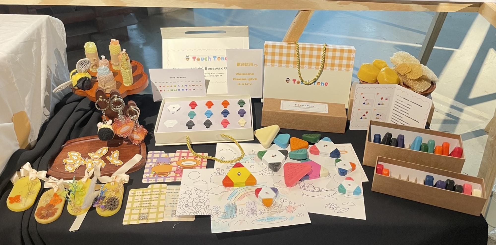 《TOUCH TONE》於新一代設計展獲廠商青睞並成功銷售，設計者為李禹希、鄭可薇。