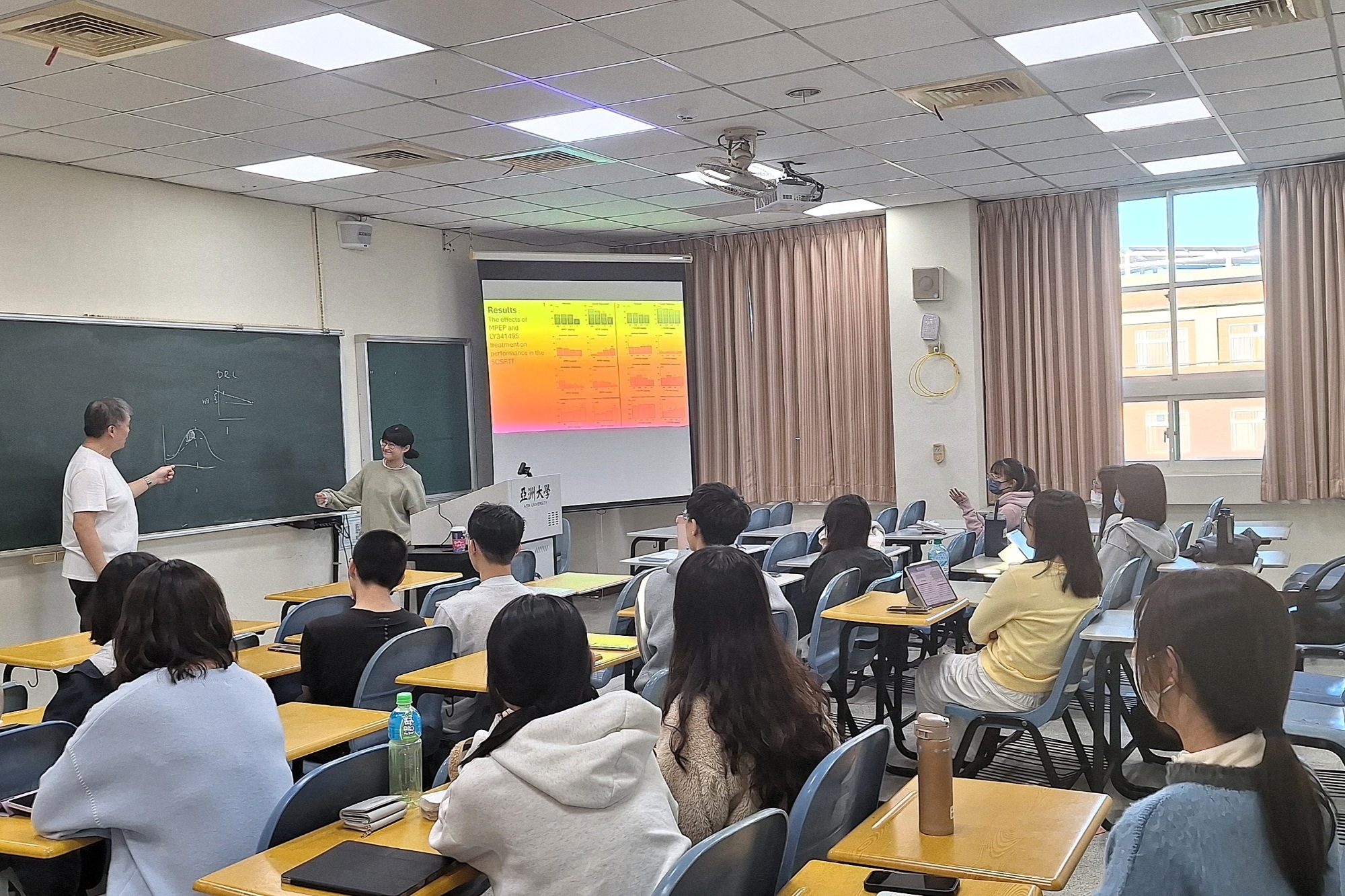 亞洲大學心理系「生理心理學實驗」室每週例行的書報討論會。