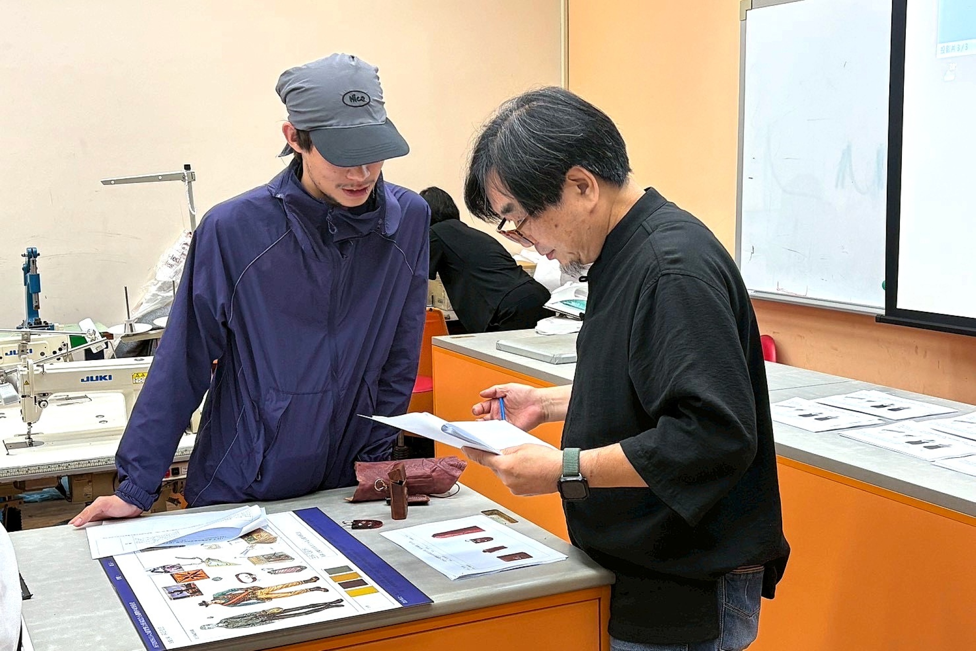 亞大時尚系服飾設計組同學，準備審查展示品，與專家交流