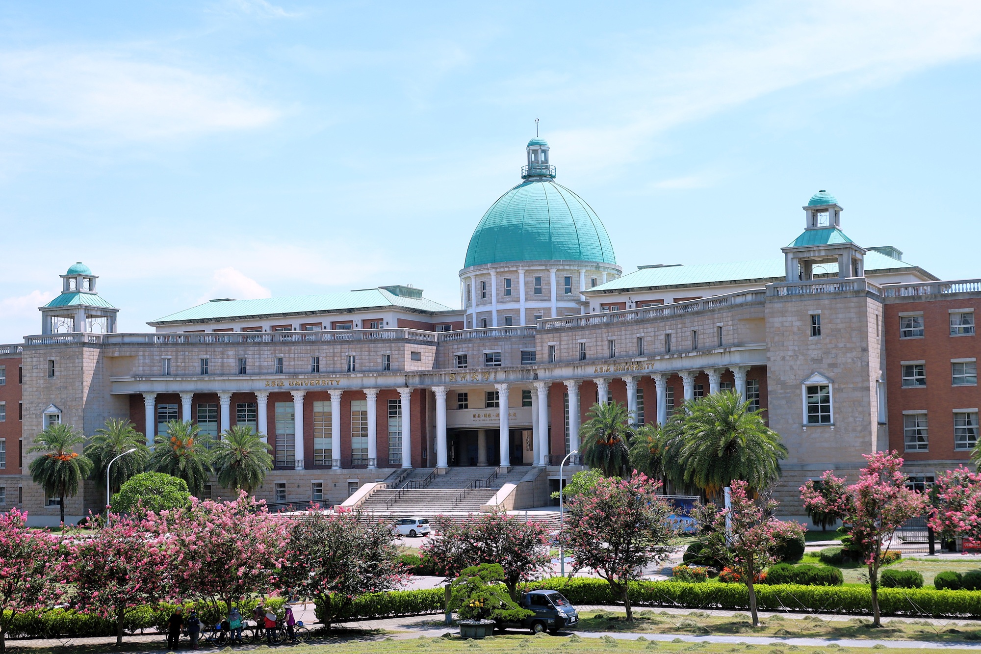 亞洲大學擁有校園美景，近年以AI、半導體、量子科技、智慧醫療與大健康產業為發展主軸。
