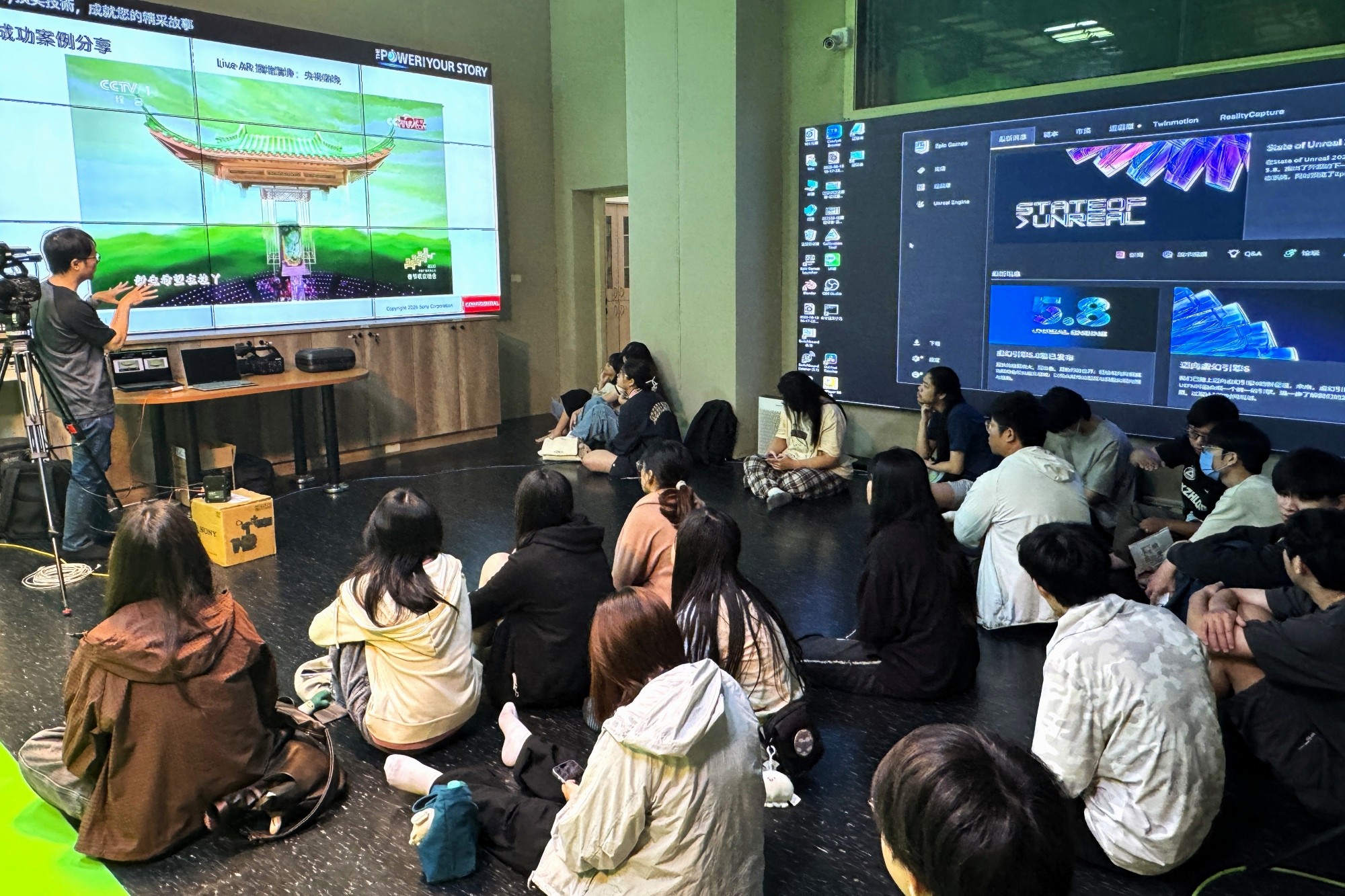 講師透過大螢幕展示AI影像系統與實務案例。