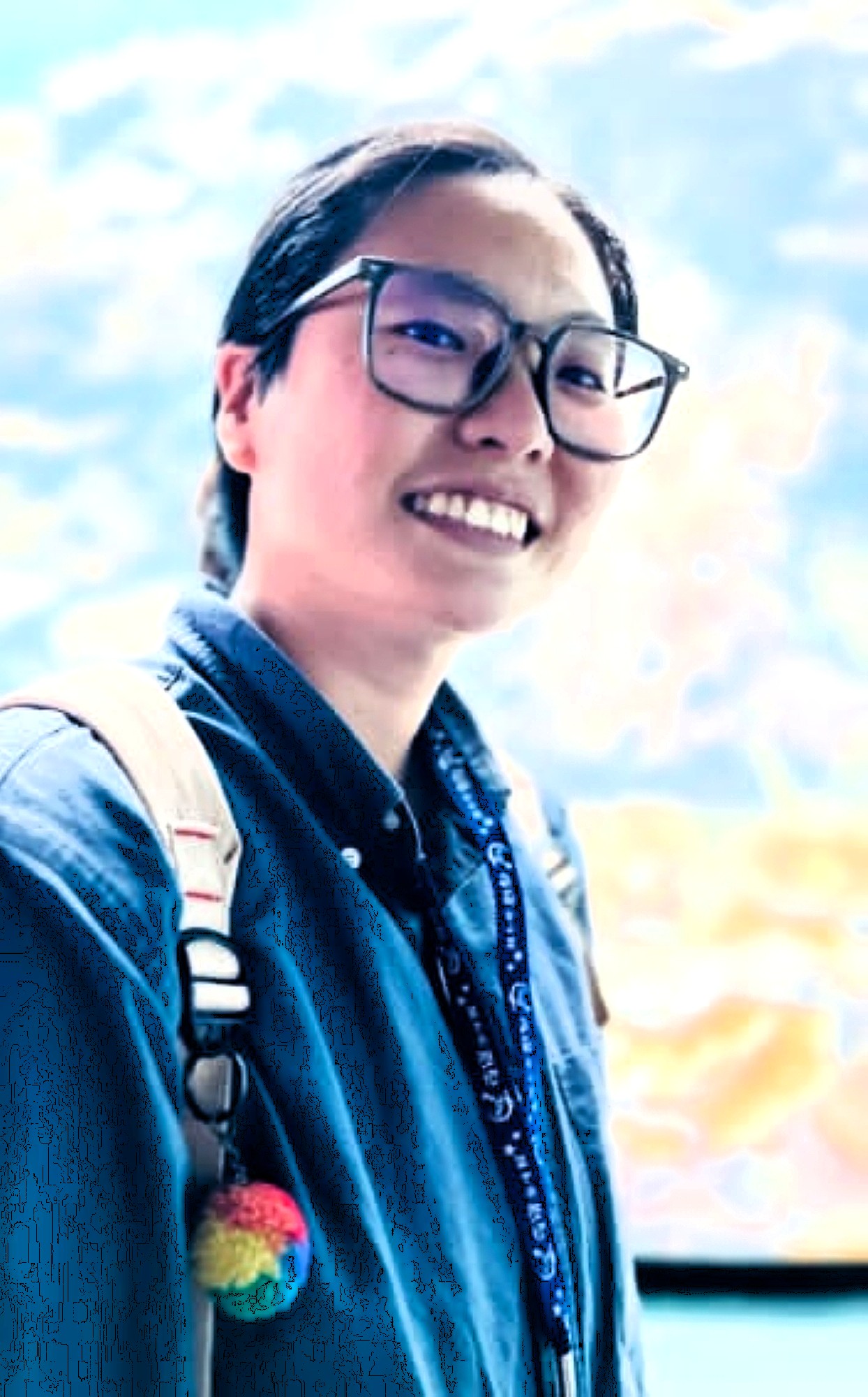 系友羅筠雅錄取國立彰化師範大學輔導與諮商學系博士班。她表示，社工培養系統觀，心理深化對人的理解，兩者相輔相成，是助人工作最重要的養分。
