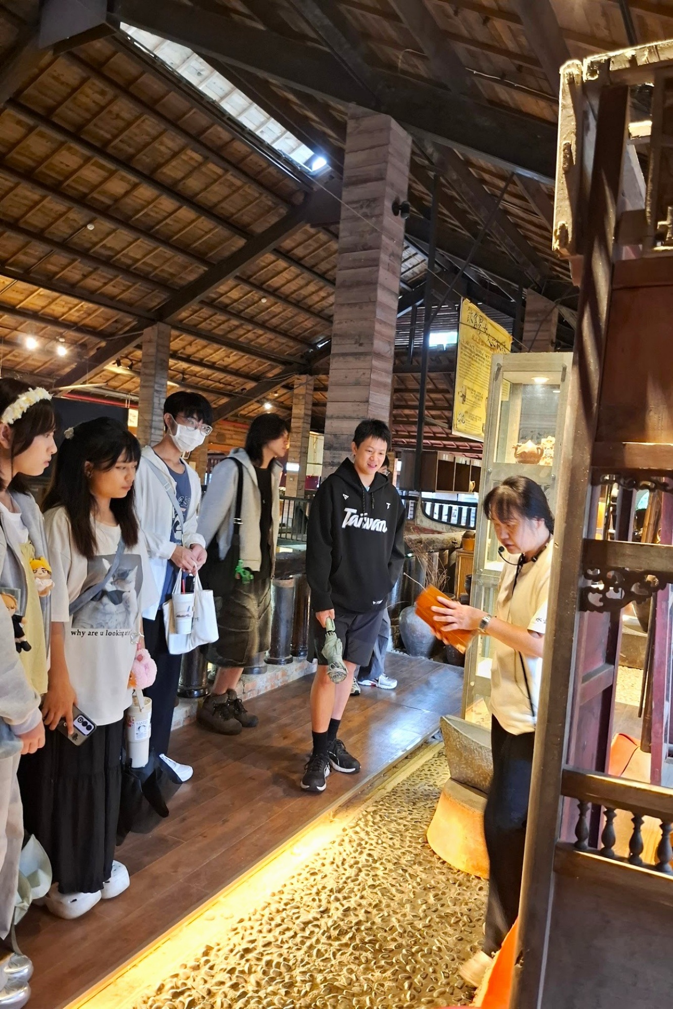 透過導覽員解說，學生們深刻認識了古台灣時期房間內枕頭的獨特特徵。