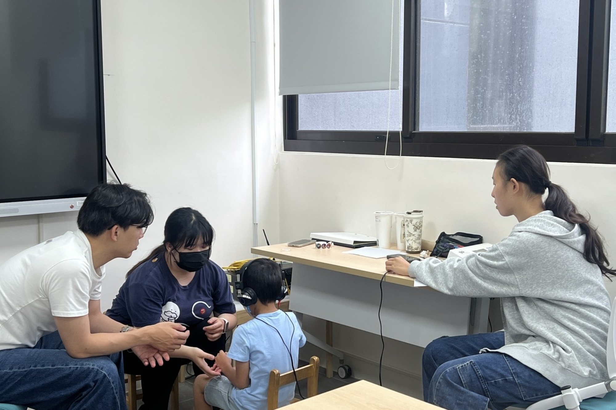 雅文兒童聽語文教基金會專業聽力師暨亞大聽語系兼任教師張晏銘老師(左一)現場指導學生,提升兒童聽力服務實務能力。