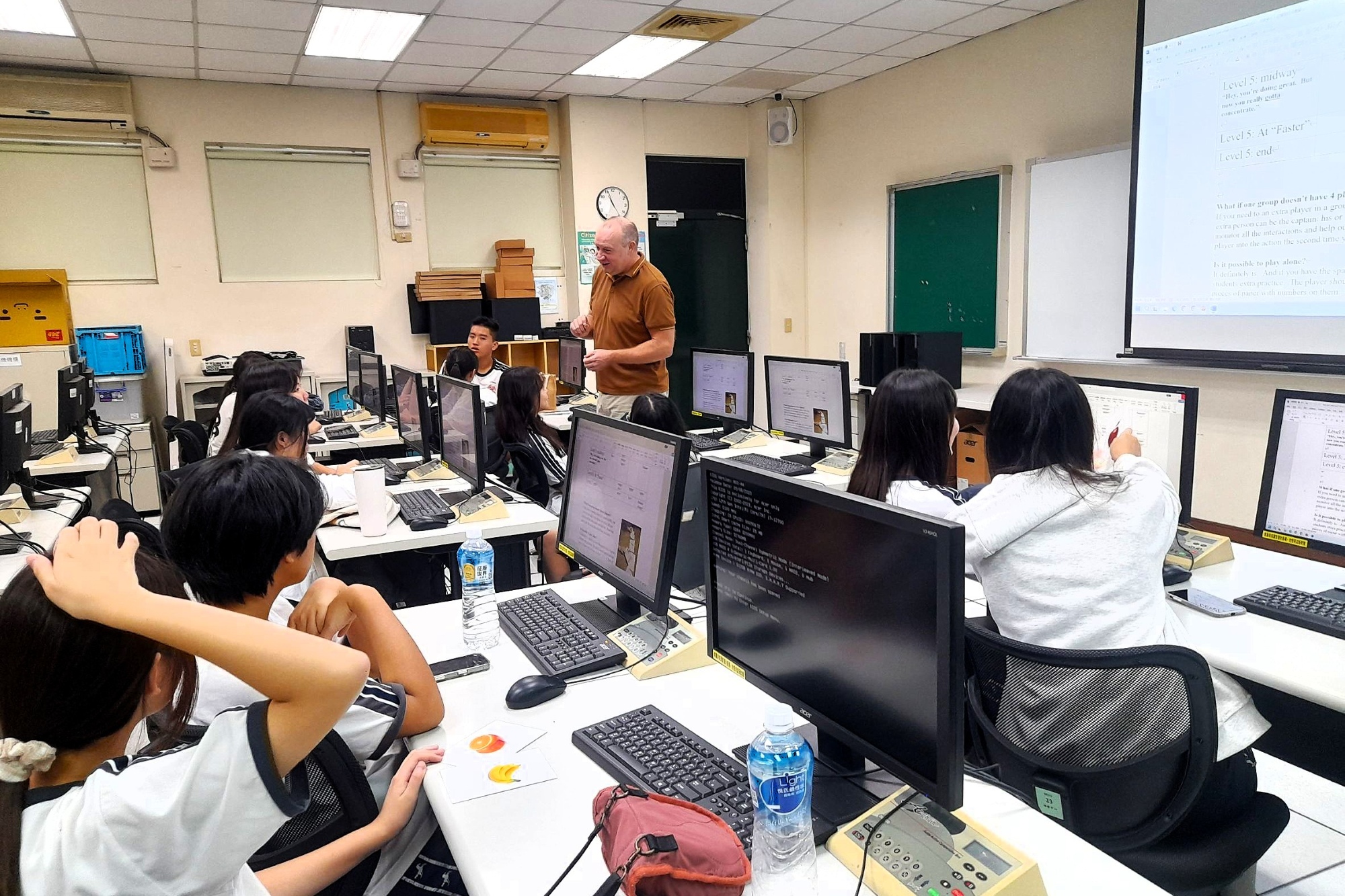 語發中心美羅寧山老師以圖卡遊戲，與后綜高中學生進行英語學習活動。