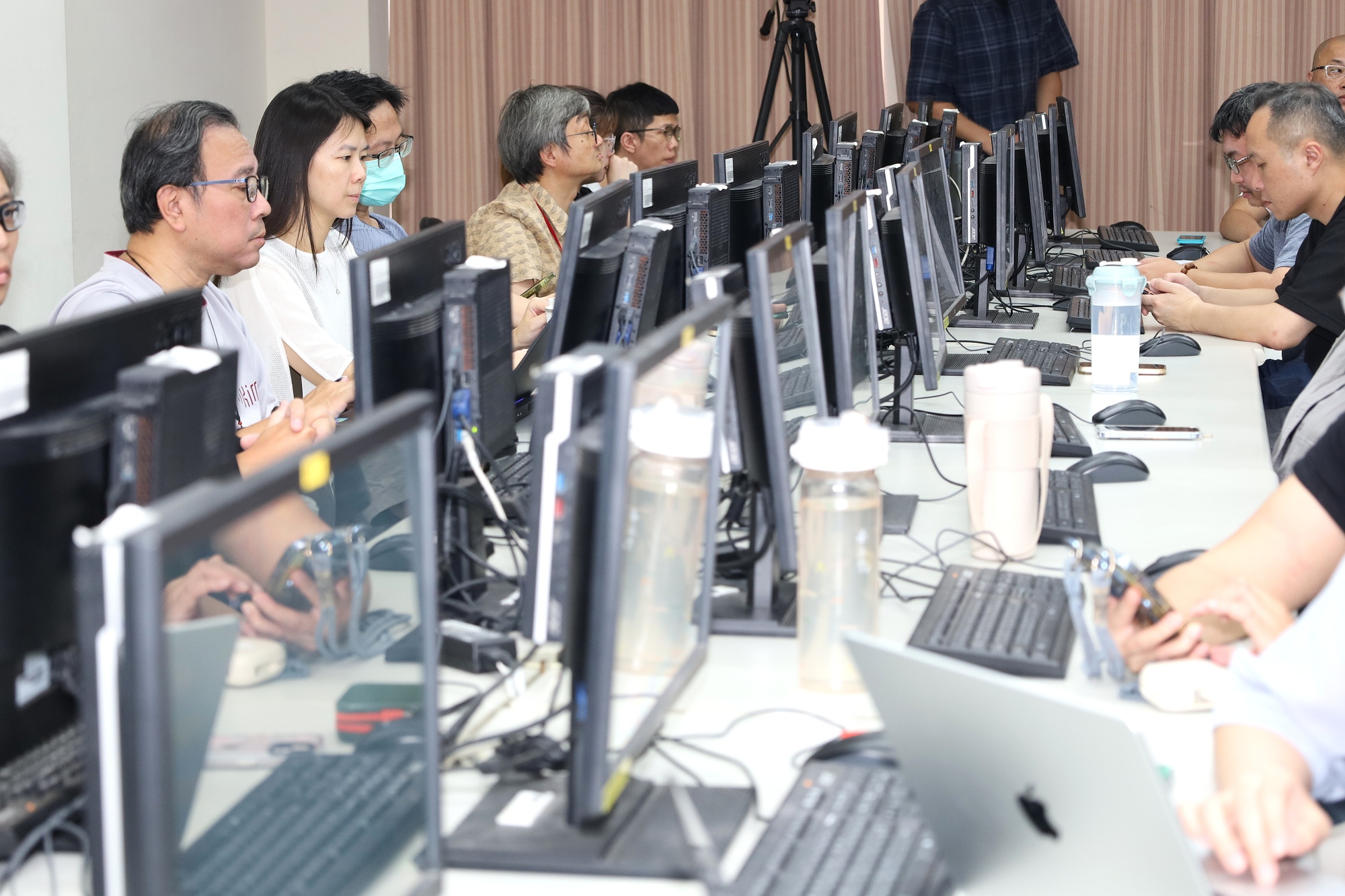 教職員齊聚工作坊,透過實作課程探索校園 AI 應用。