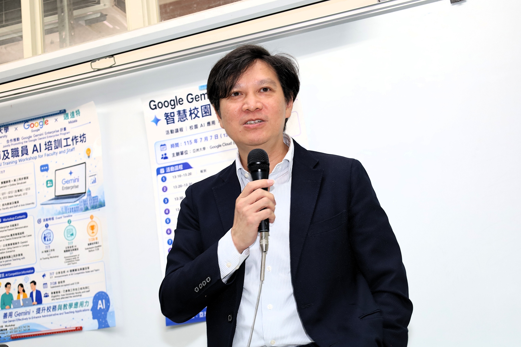 邁達特董事長曾文興說明產業協作,助力亞大智慧校園升級。
