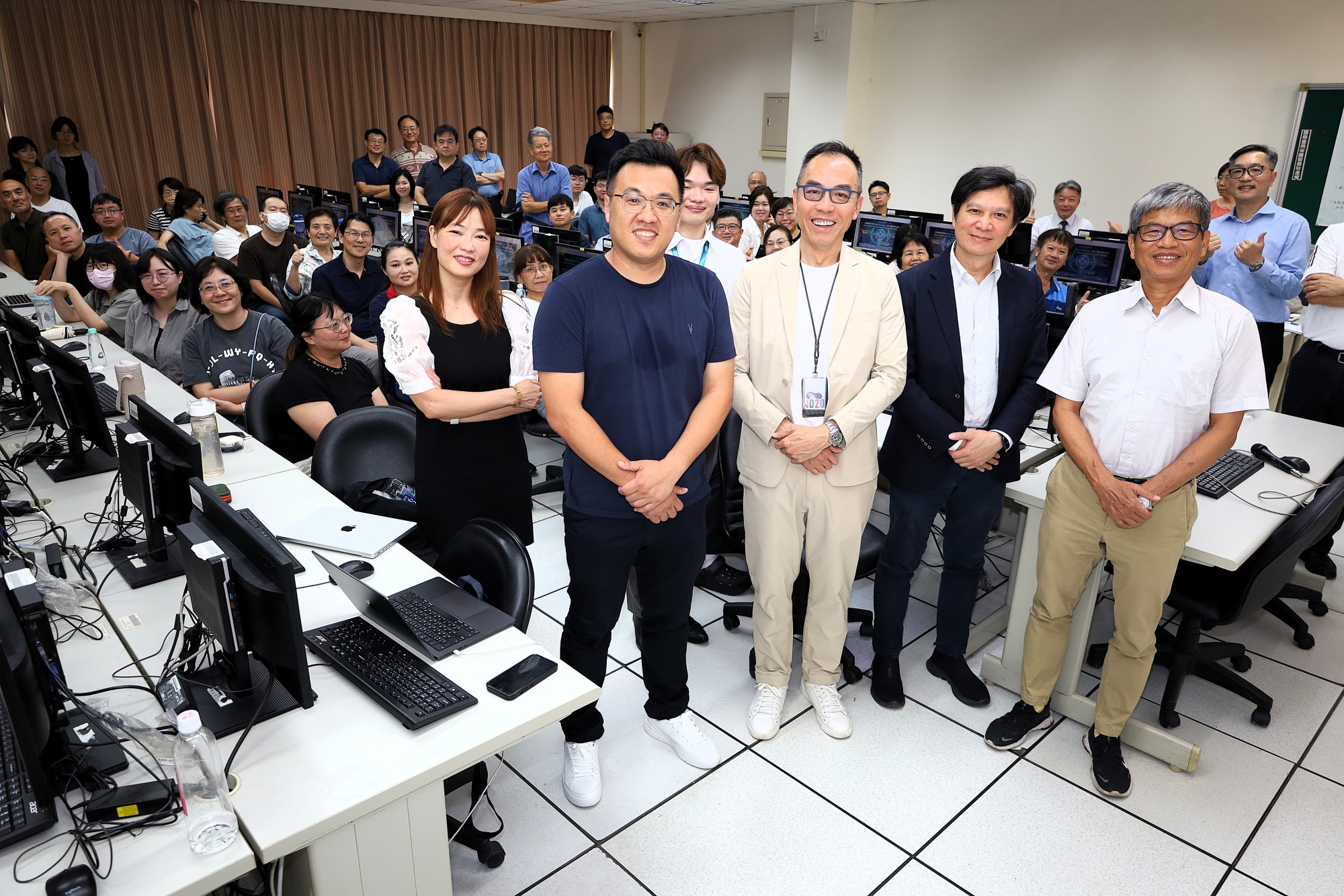 亞大攜手 Google Cloud、邁達特推動智慧校園 AI 實作培訓。