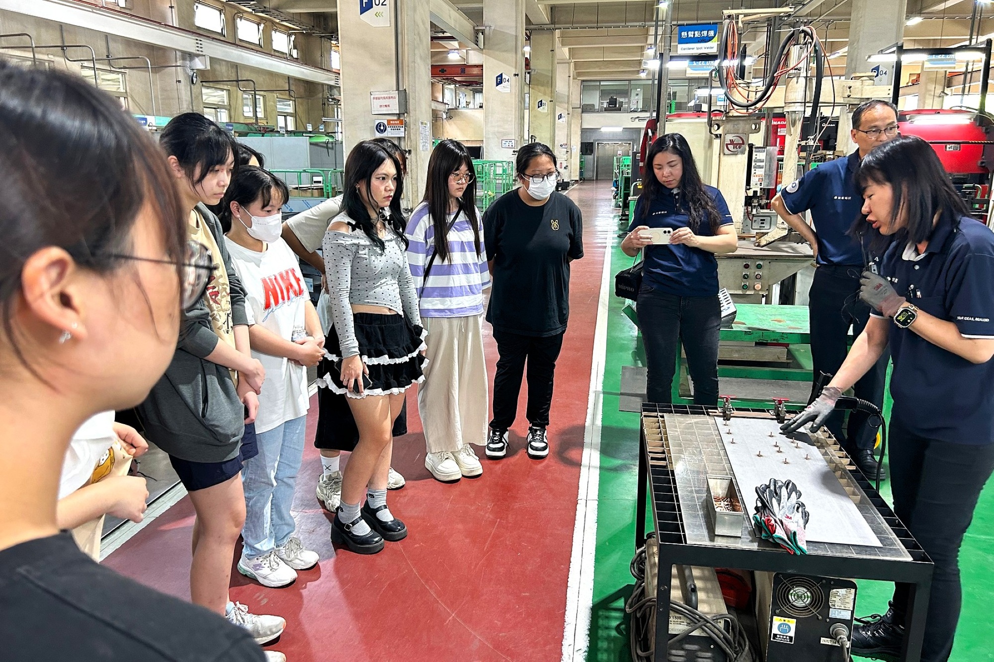 企業單位向同學們介紹焊接工作步驟