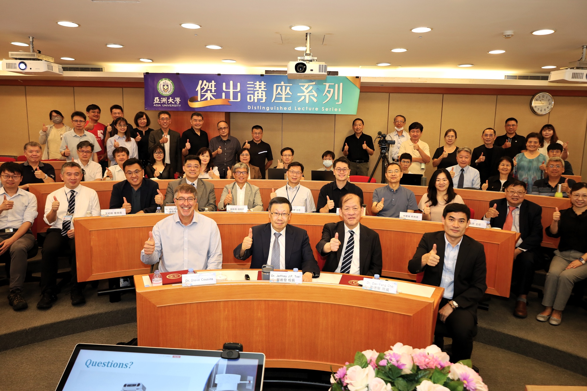 The CMU-AU System and Stanford Robotics Center sign an MoU and take a group photo after the ceremony