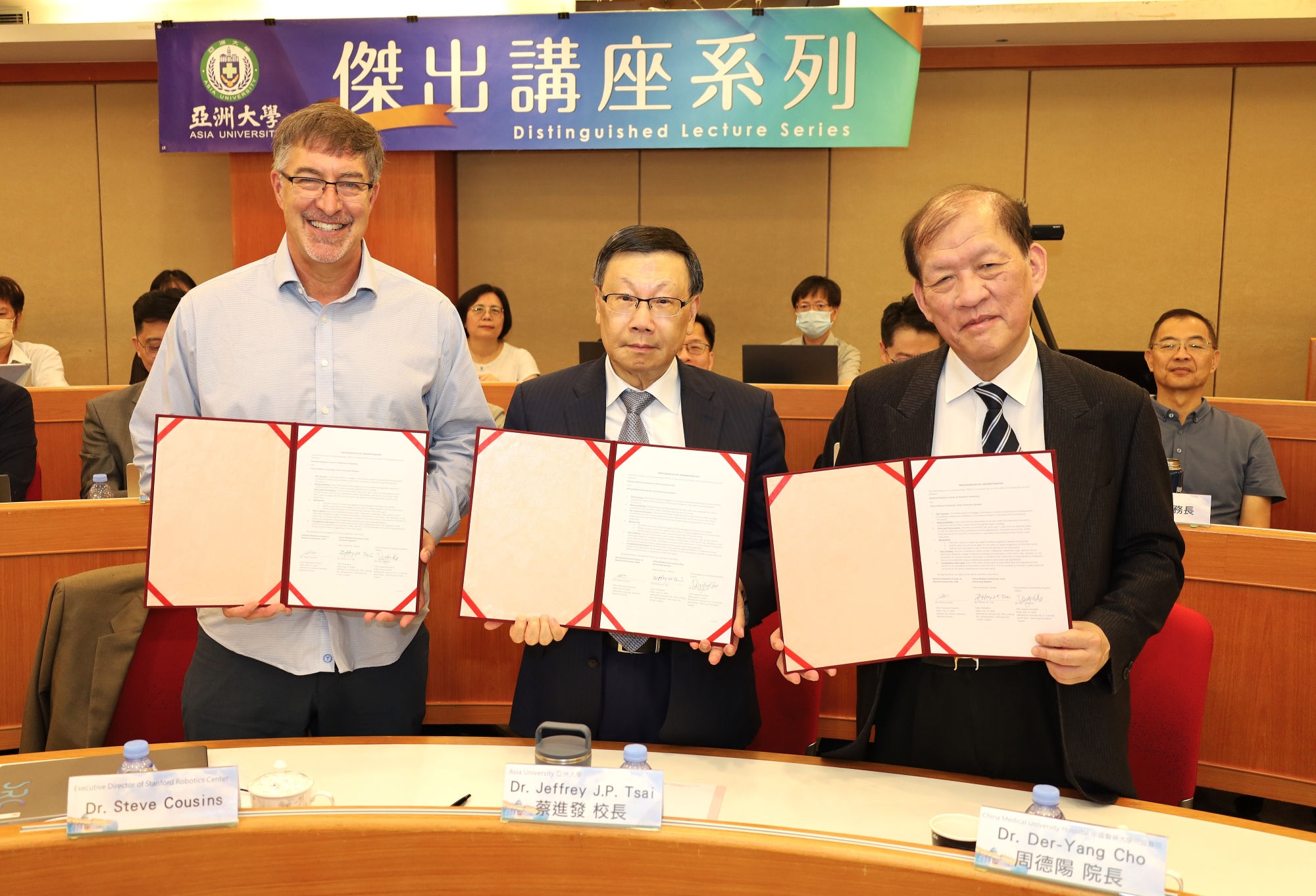 Representatives of the CMU-AU System and the Stanford Robotics Center present the signed MoU