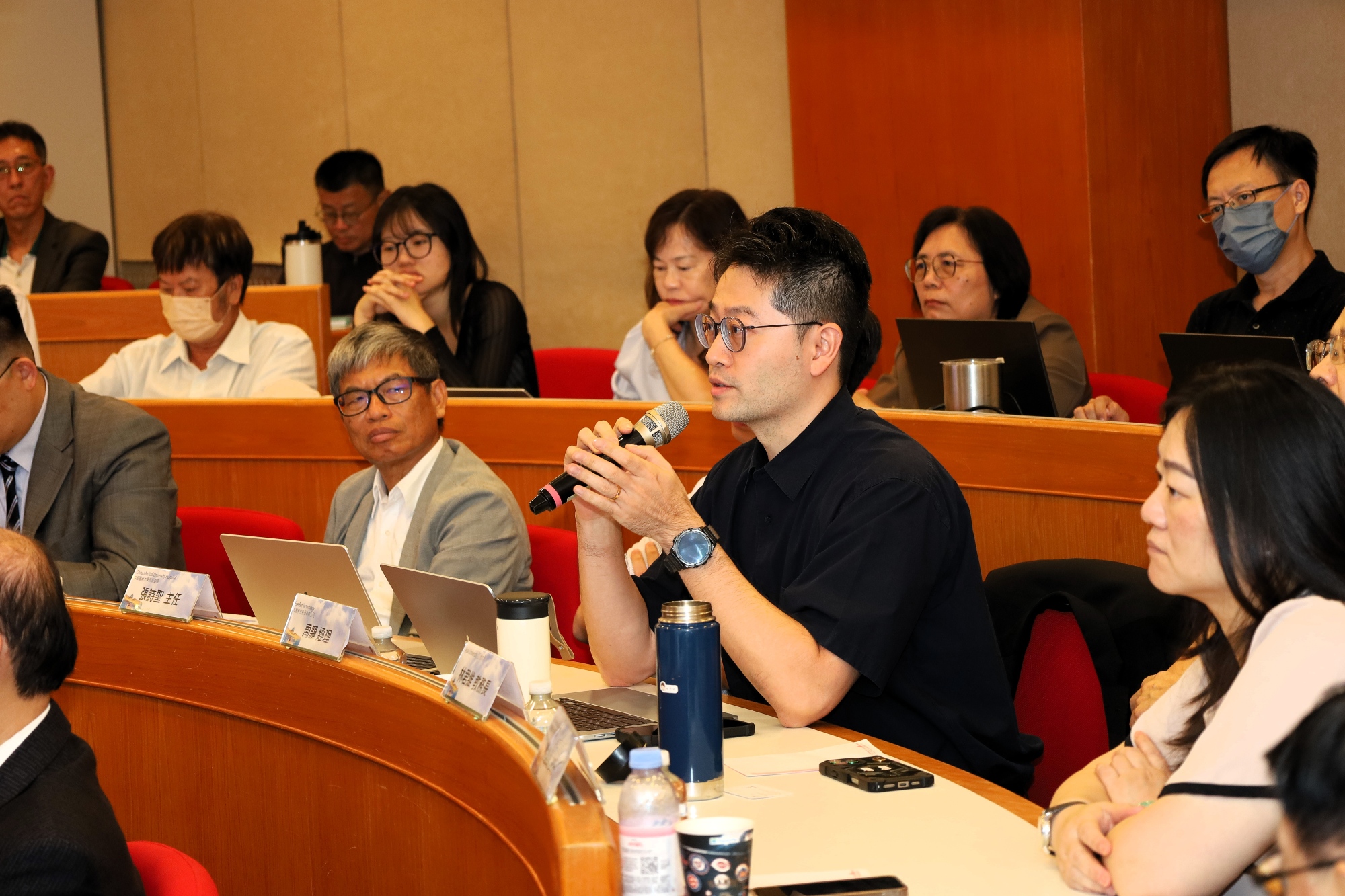 The Q&A session features dynamic exchanges, with medical and technology experts sharing insightful perspectives