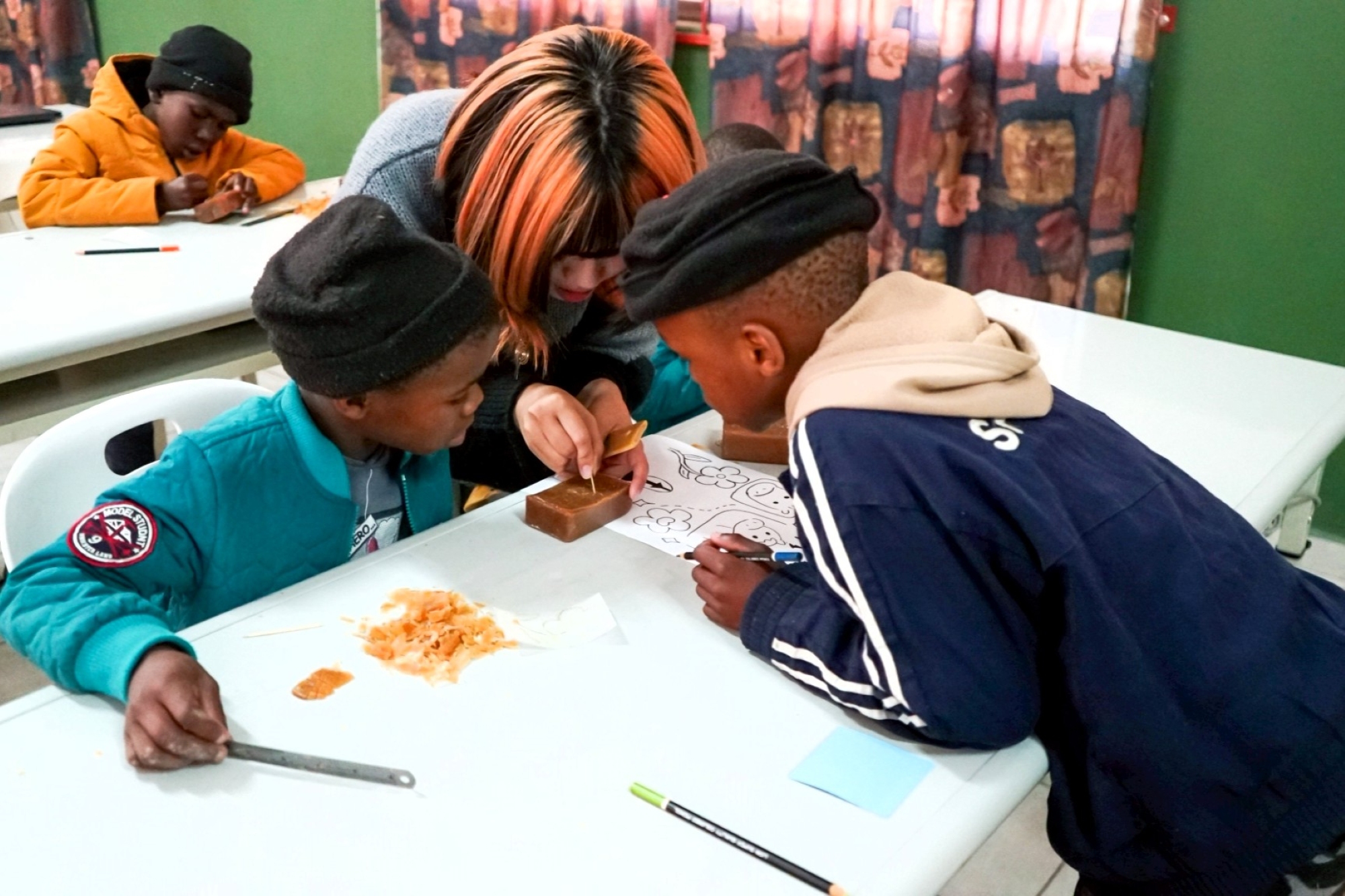 Occupational Therapy student Lin Yu-Chia taught the "Little Cleaning Craftsmen" course, combining carving techniques with cleaning practices