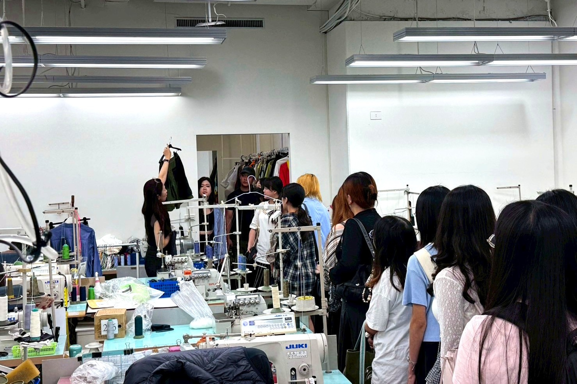 紡織產業拓展會之陳靖琄專員介紹紡拓會機能性服裝設計與製作流程分享