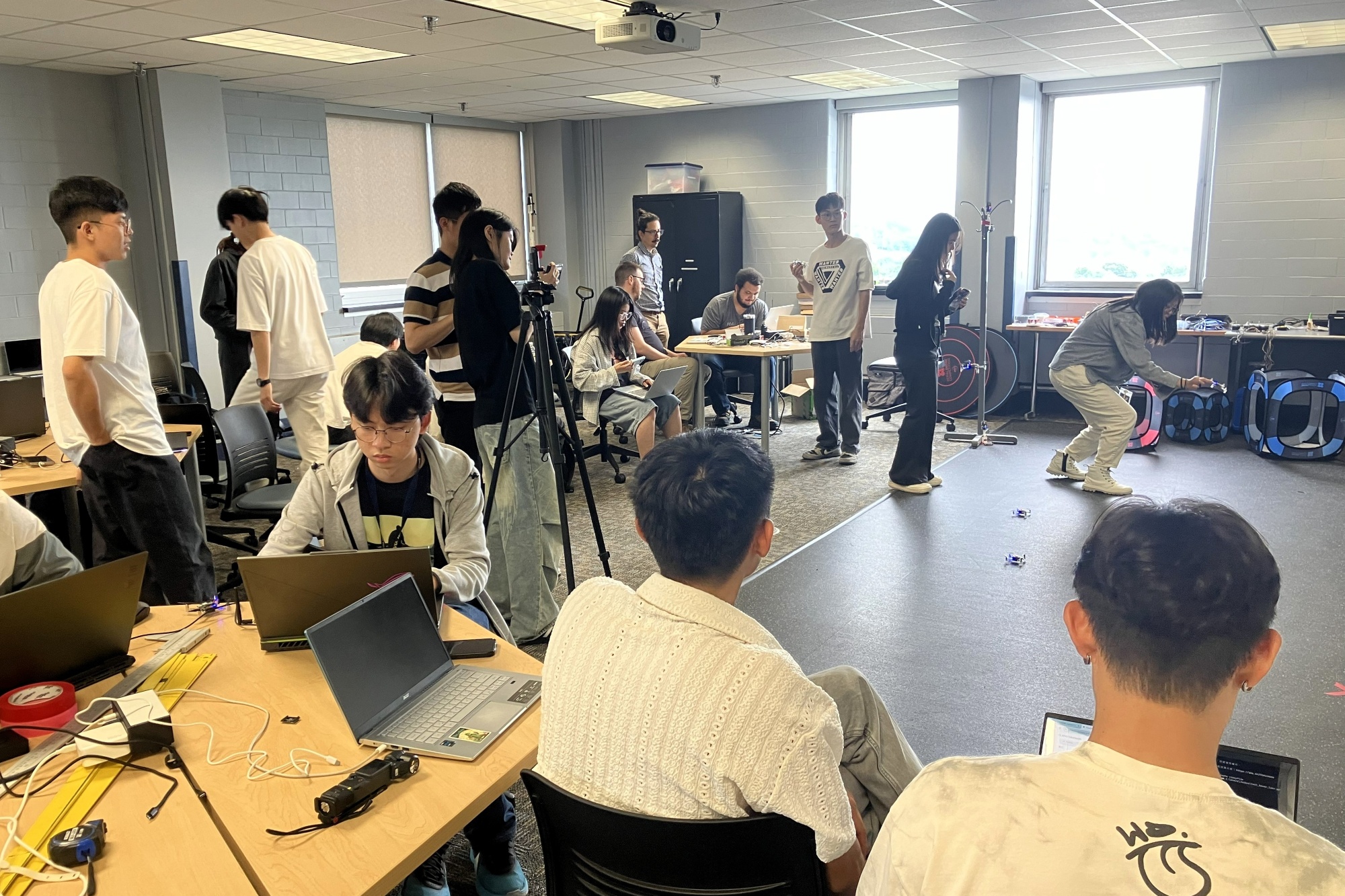 學員實戰無人機精準執行特定的動作指令與自主飛行任務