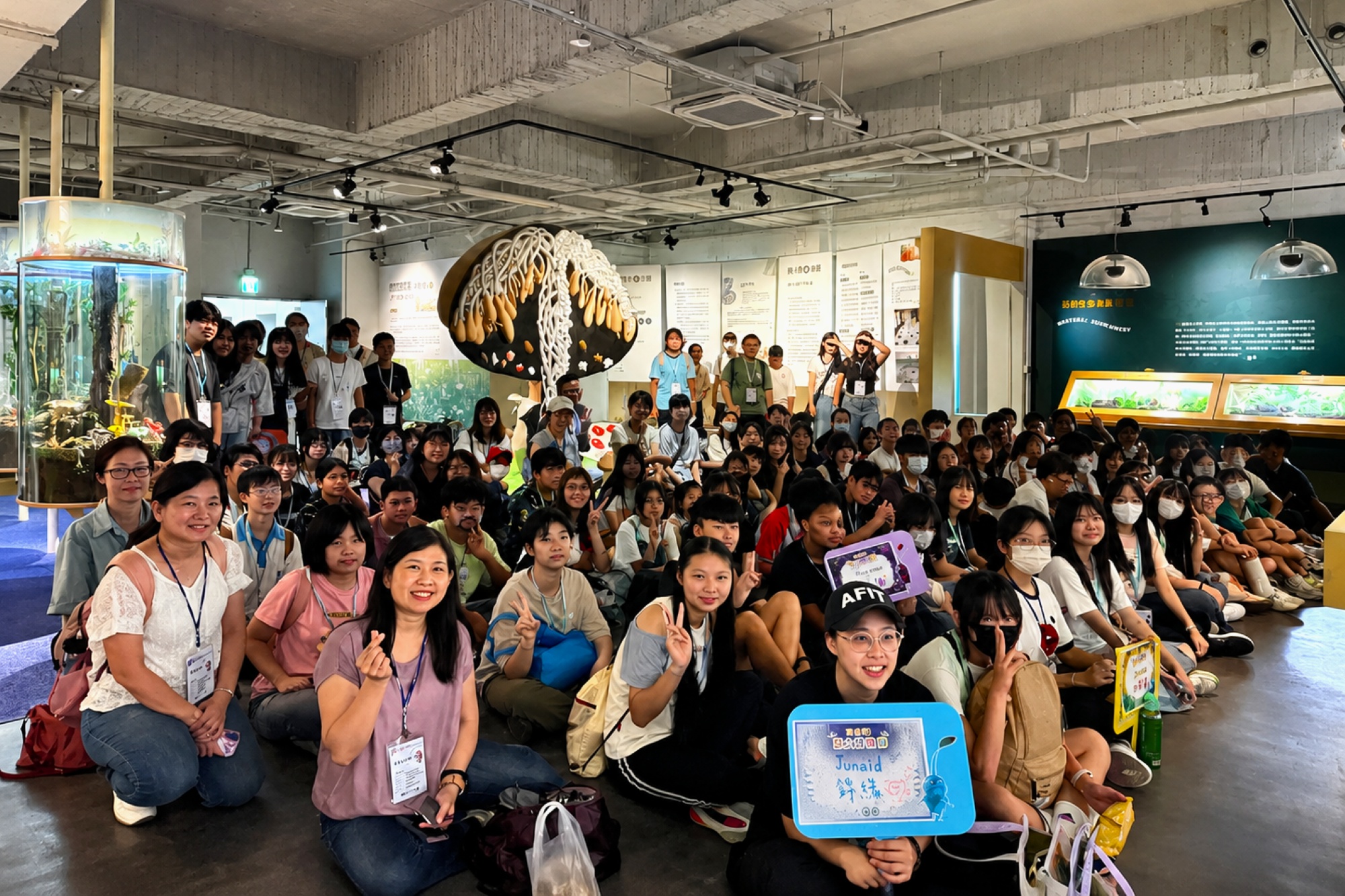 全體參與師生與隊輔於菇類產學館大合照。
