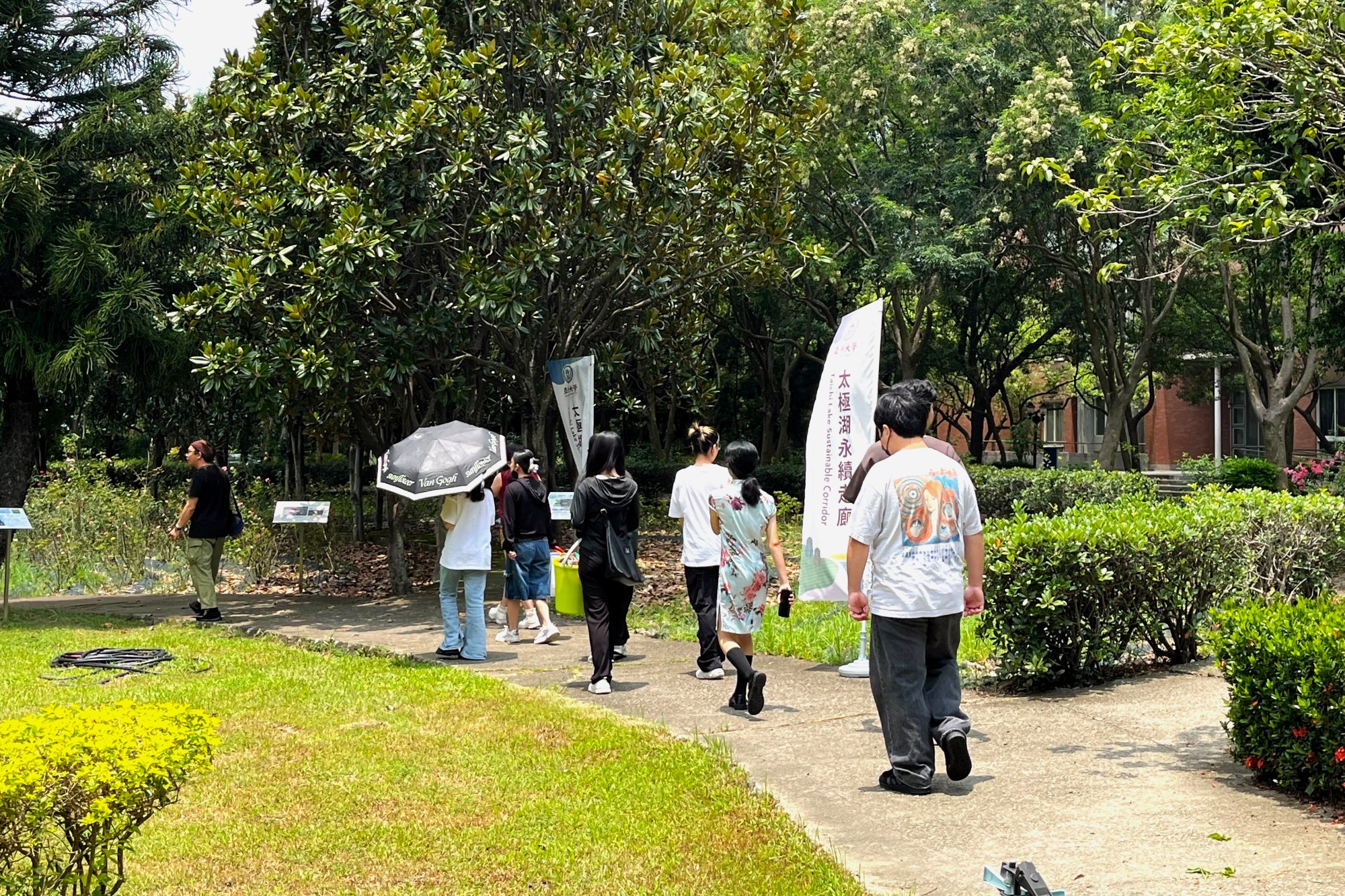 學員走入亞洲大學校園,採集花卉與泥土等天然素材,作為天然顏料製作原料。