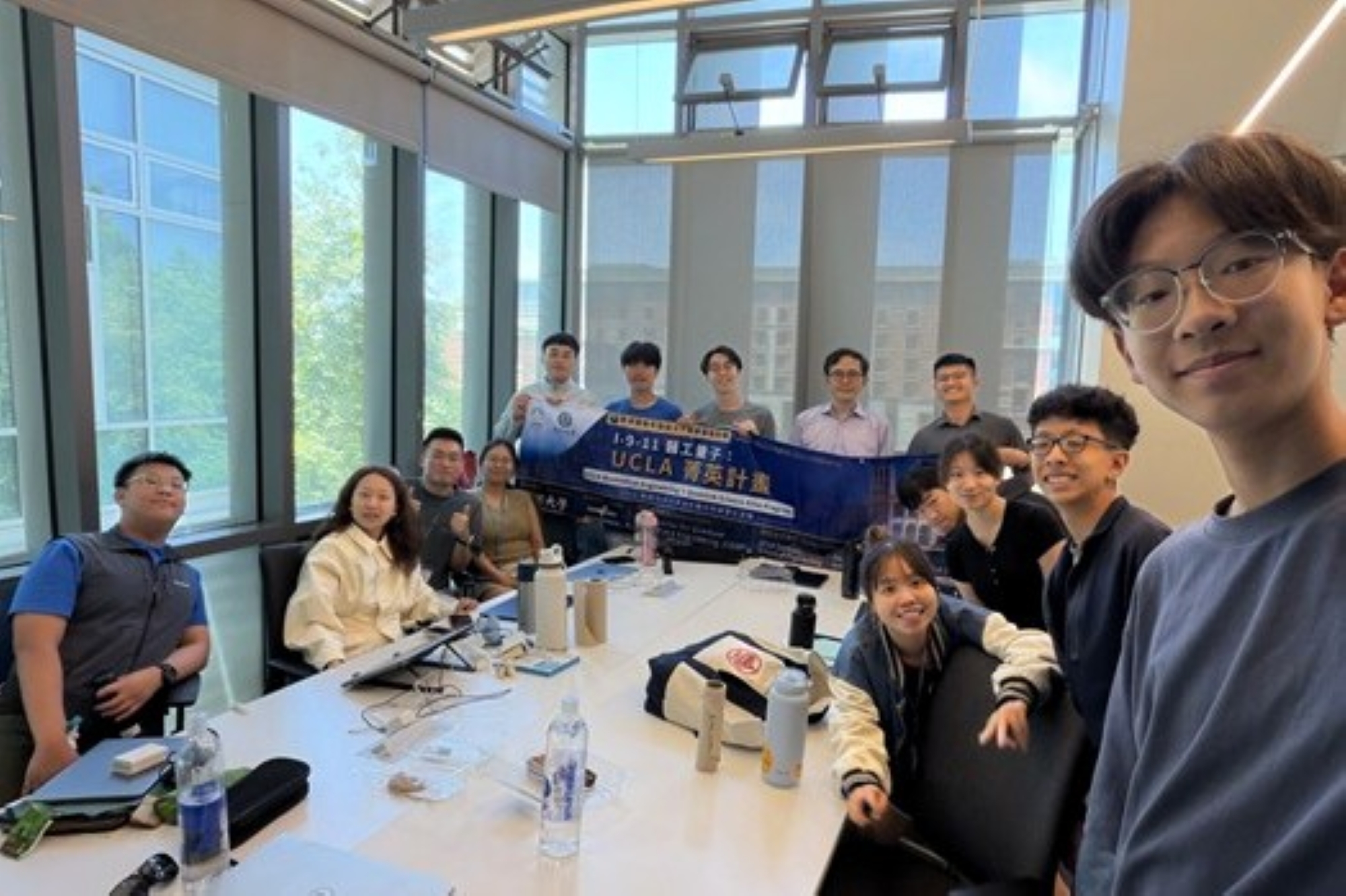 William Yu博士於課堂跟學員及志工合照