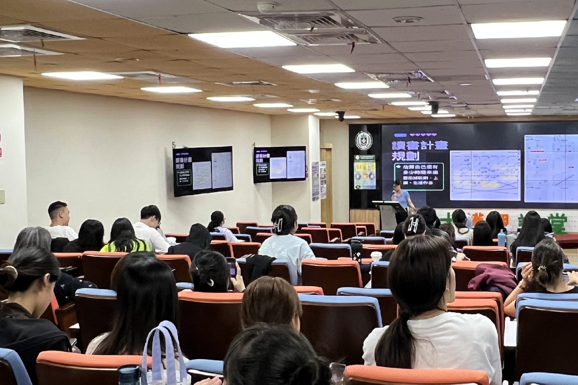亞洲大學護理學系畢業系友王蔚溱返校分享護理師國考準備及讀書技巧。