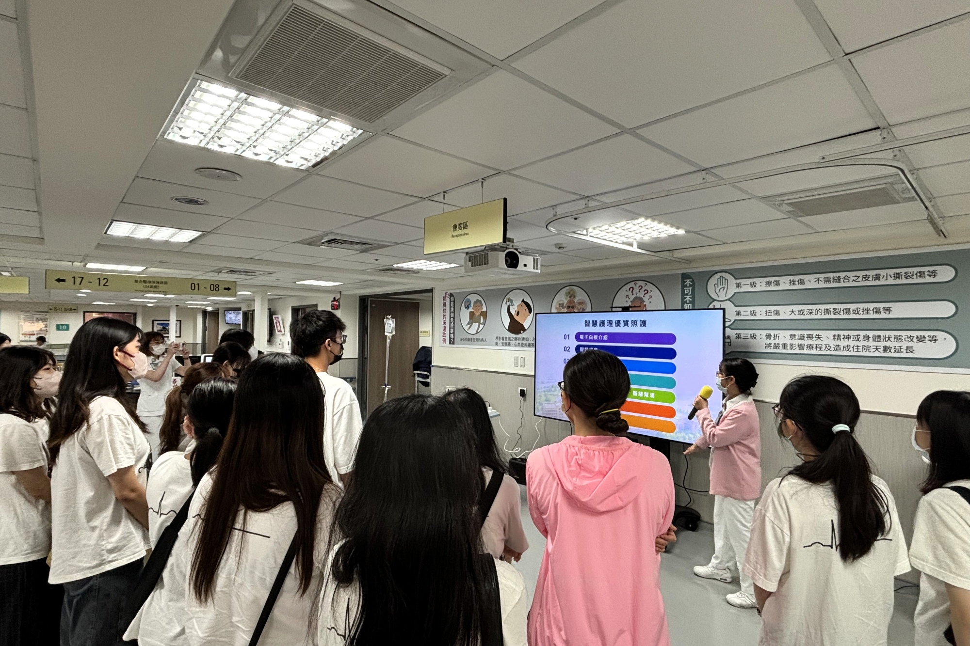 亞洲大學護理學系至台中榮民總醫院進行企業參訪,該院資訊護理師向學生介紹智慧醫療於臨床的應用。