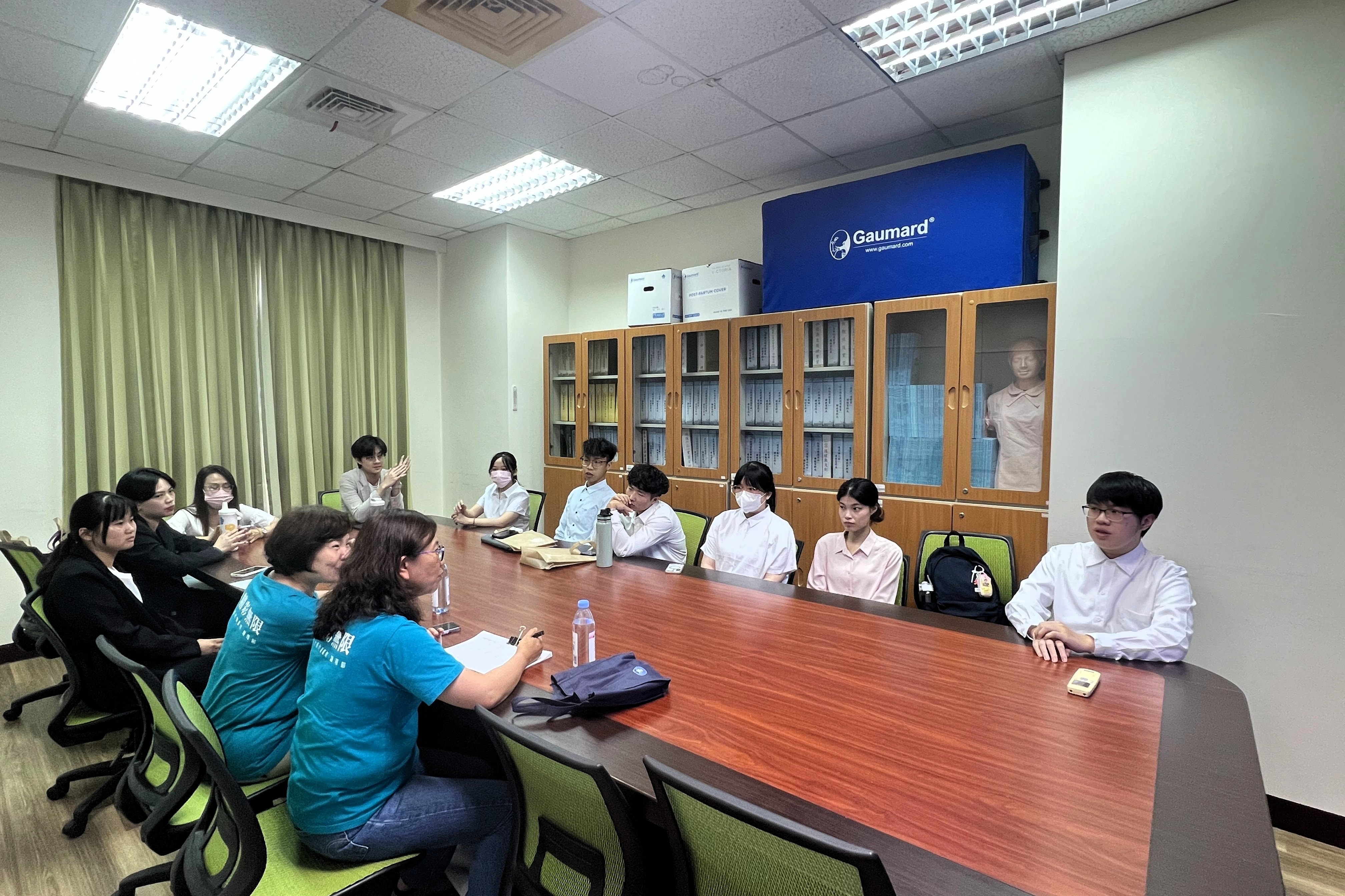亞洲大學附設醫院護理部主任及督導前來為應屆畢業生進行校園集體面試。