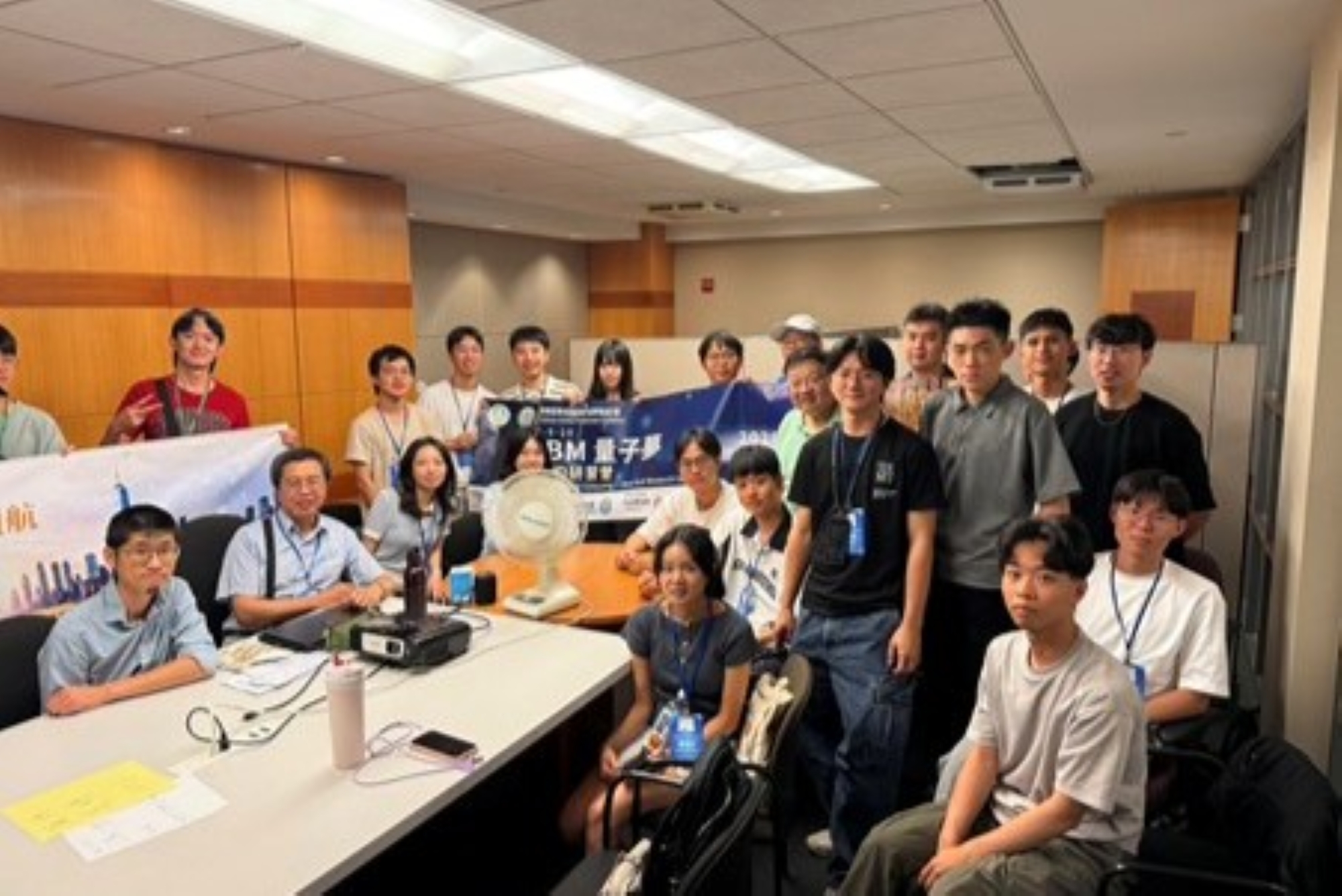 IBM 量子夢,邀請講員、隨行老師來自台灣的十九位優秀學員合影