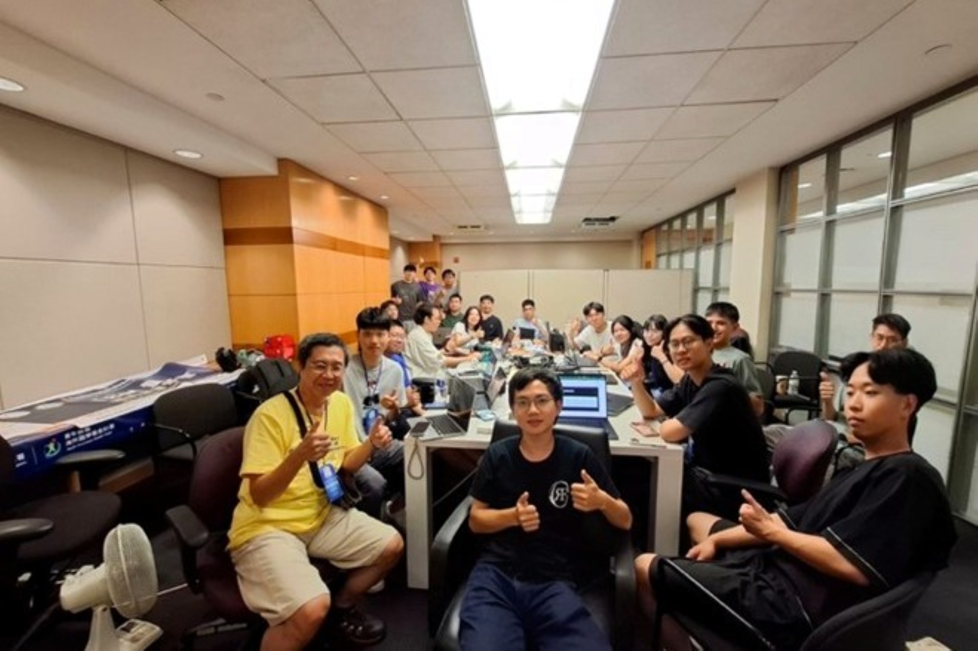 來自台灣的十九位優秀的「IBM量子夢:紐約研習營」學員合影